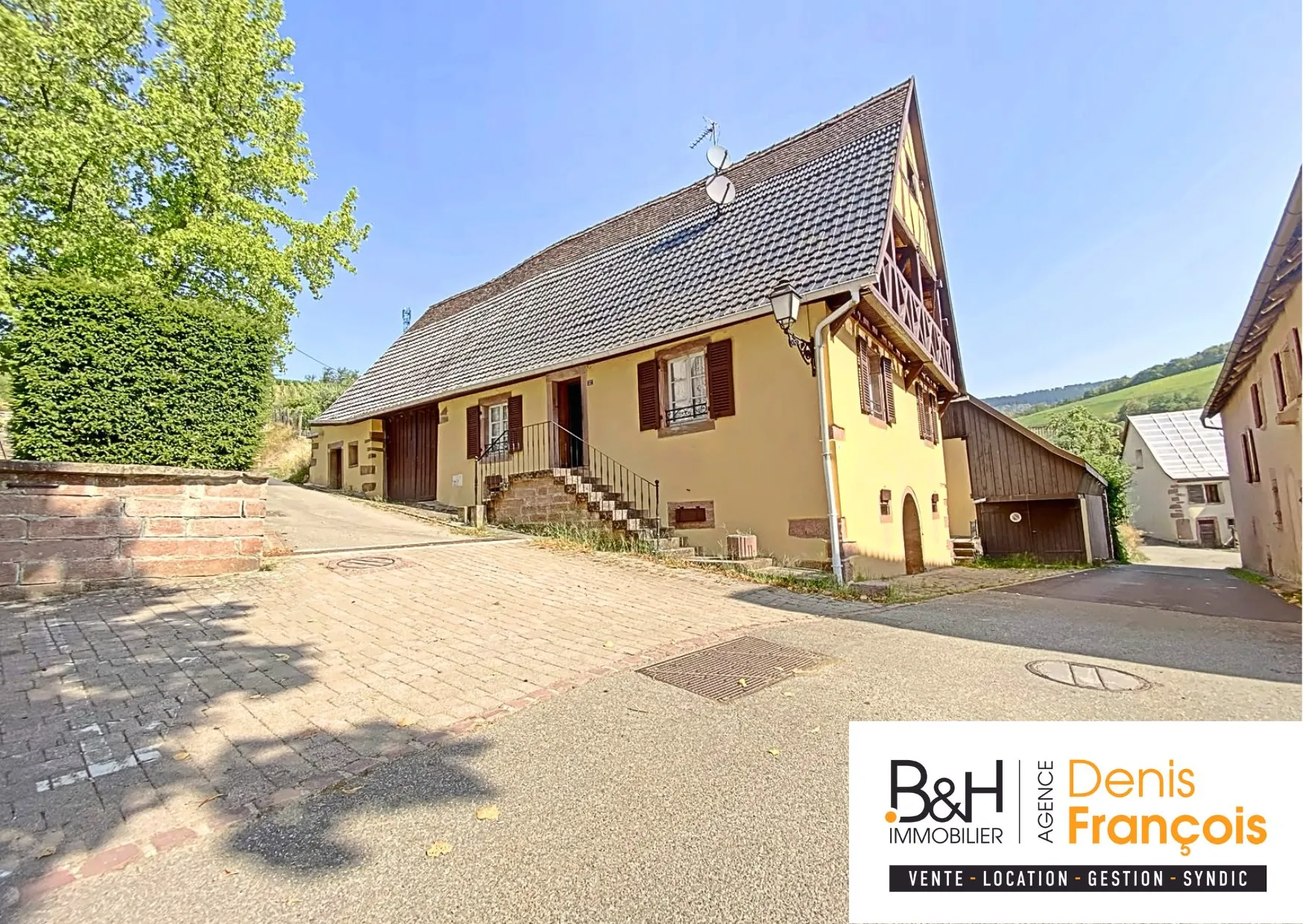 Maison à vendre de 115 m² à Albé, idéale à rénover avec dépendances et jardin