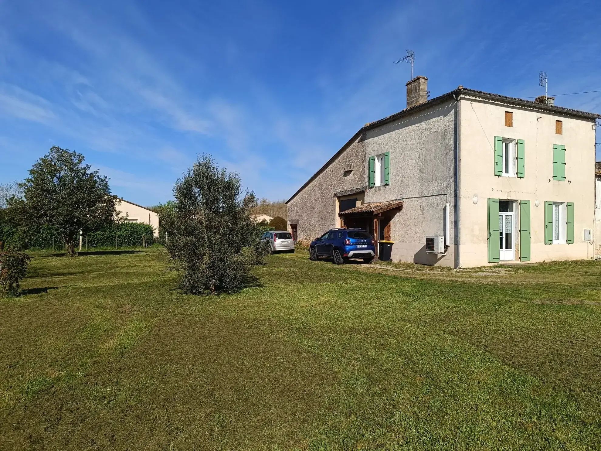 Belle maison en pierre avec grand terrain à Saint Seurin de Prats