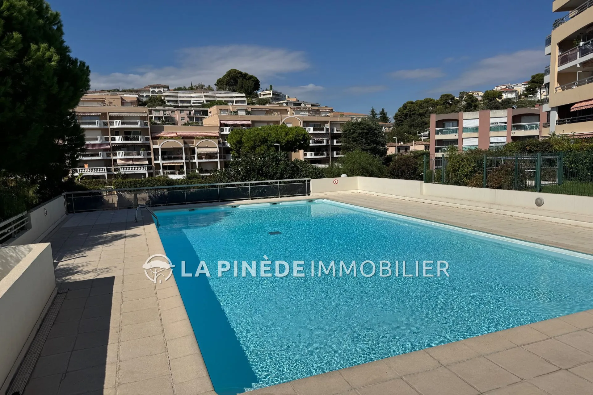 Appartement 2 pièces avec terrasse, piscine et parking à Saint-Laurent-du-Var