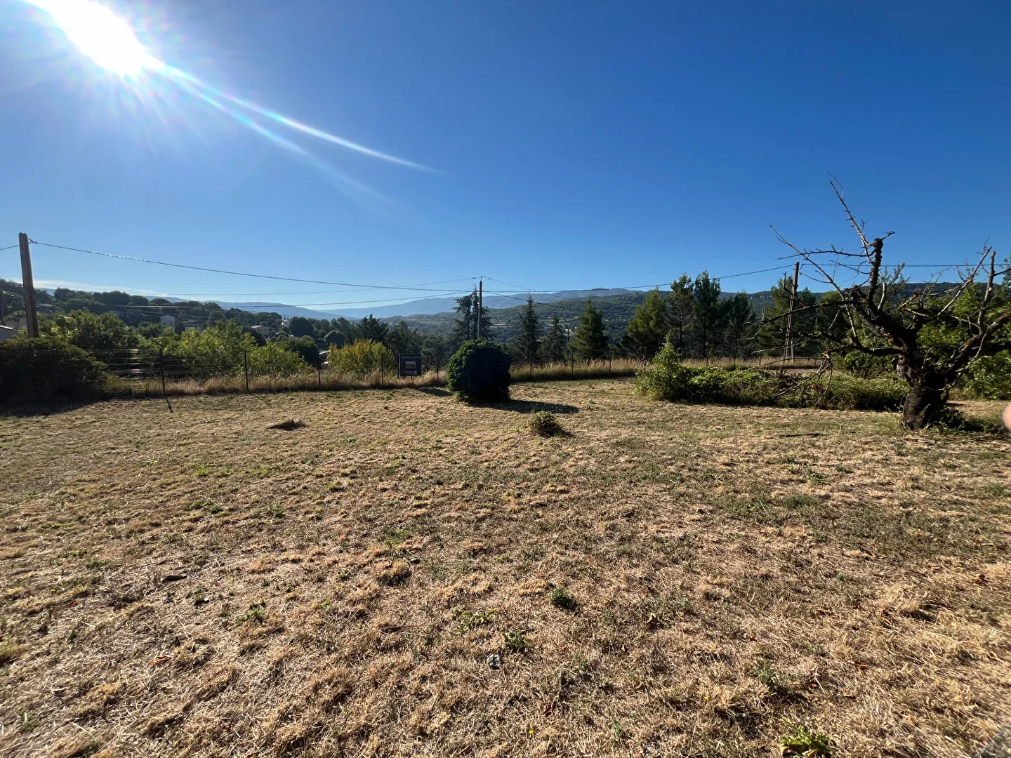 Terrain constructible de 1299 m² à Apt avec vue sur le Luberon