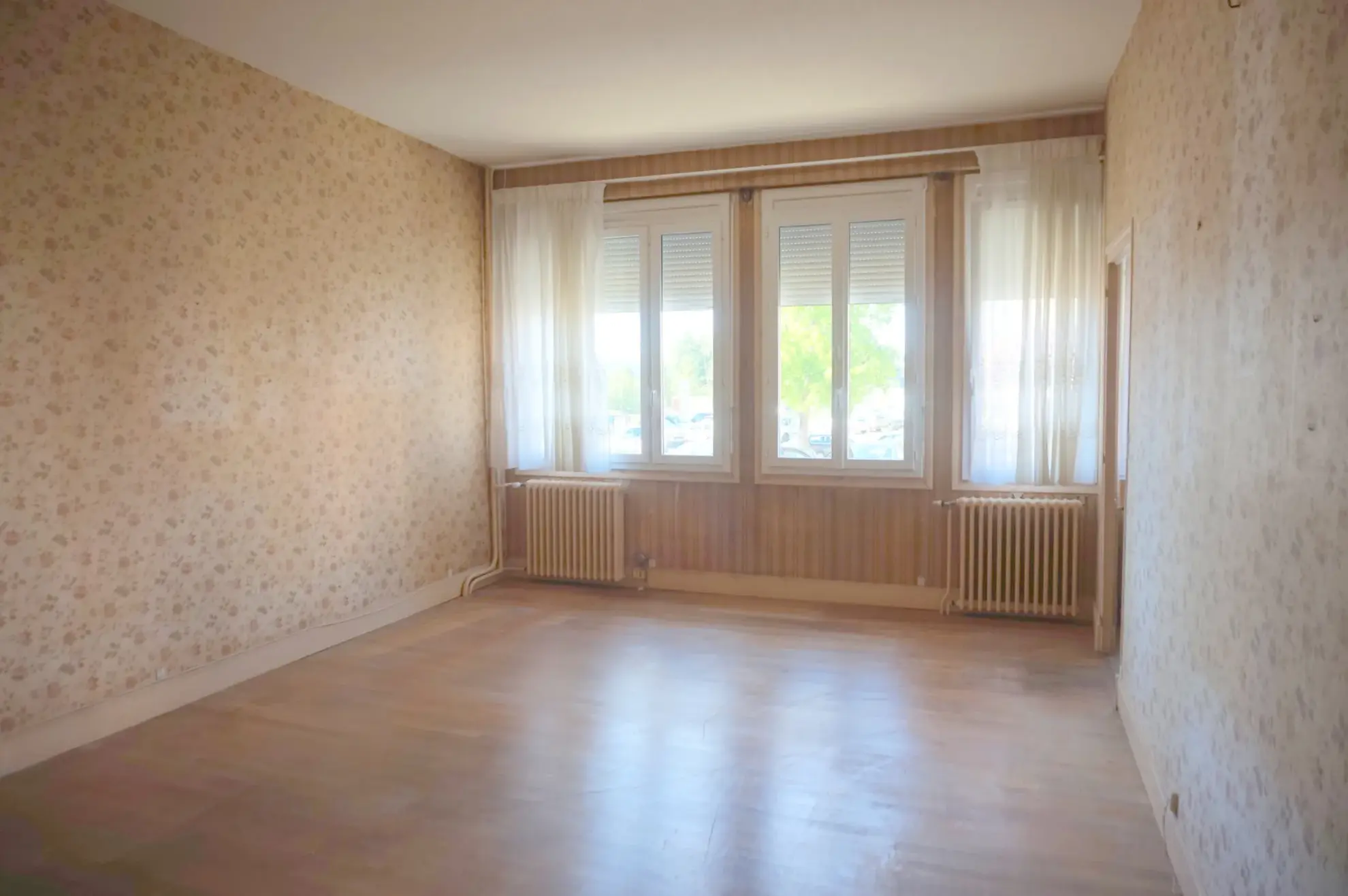 Maison de ville à rénover de 126 m² à Luzy dans un village dynamique