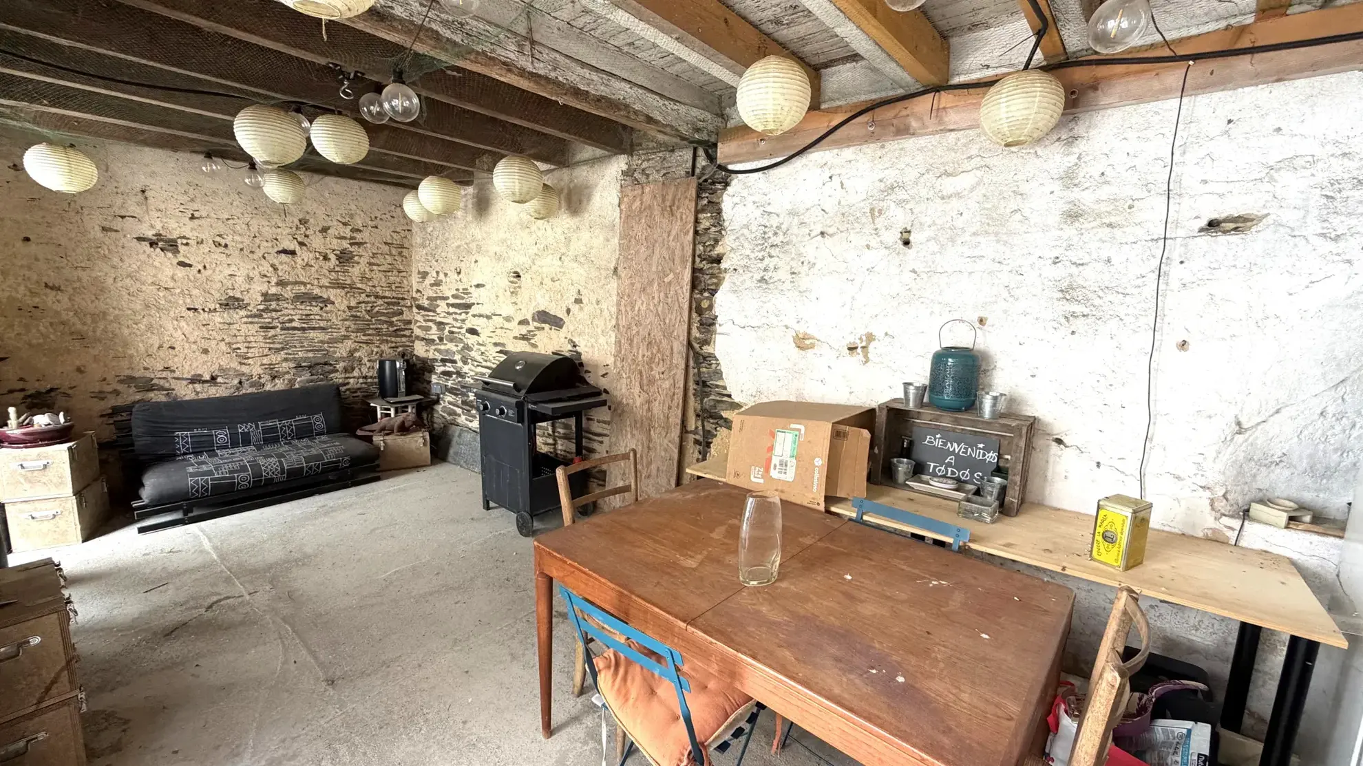 A vendre maison ancienne de bourg avec potentiel à La Pouëze 