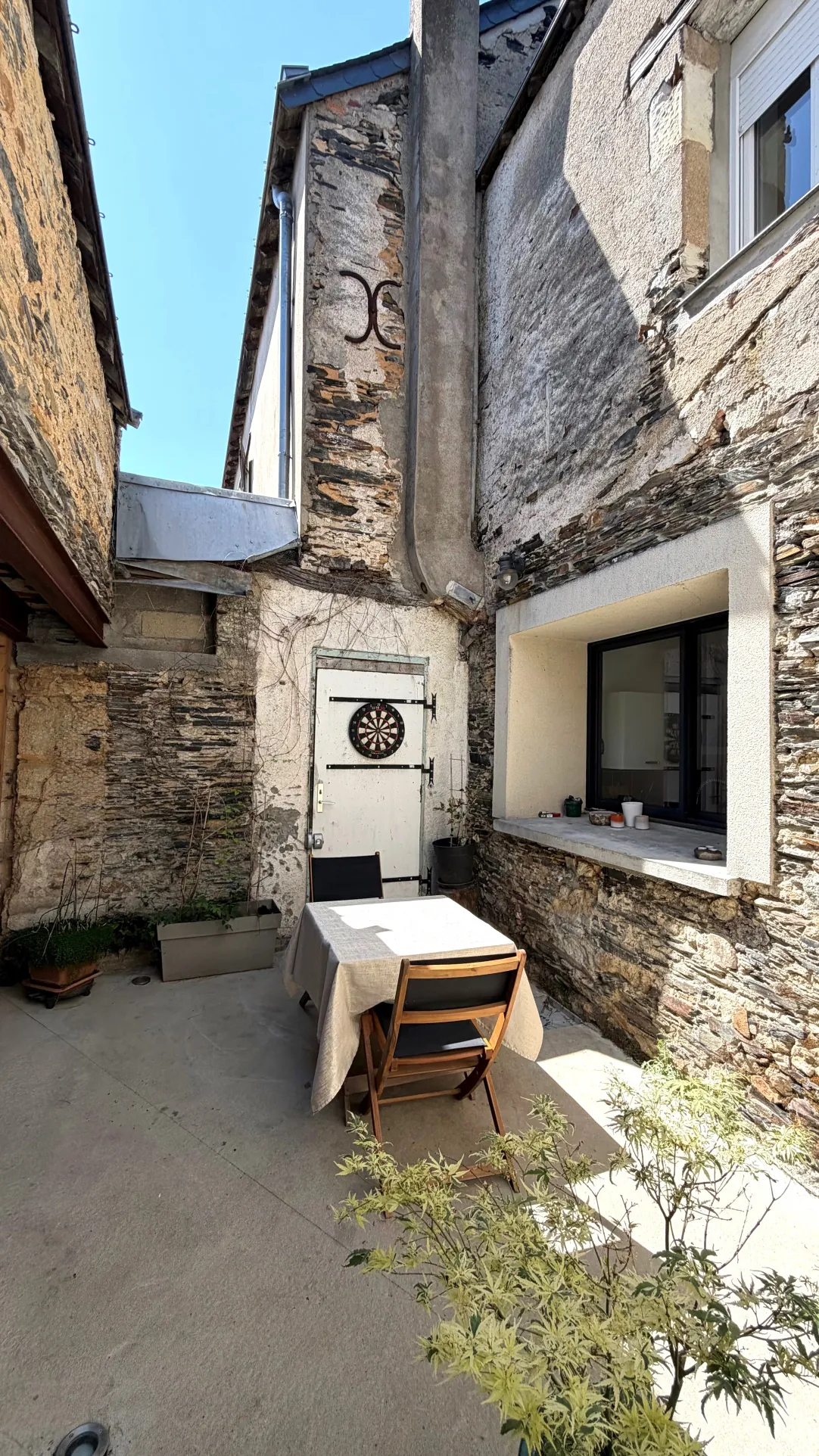 A vendre maison ancienne de bourg avec potentiel à La Pouëze