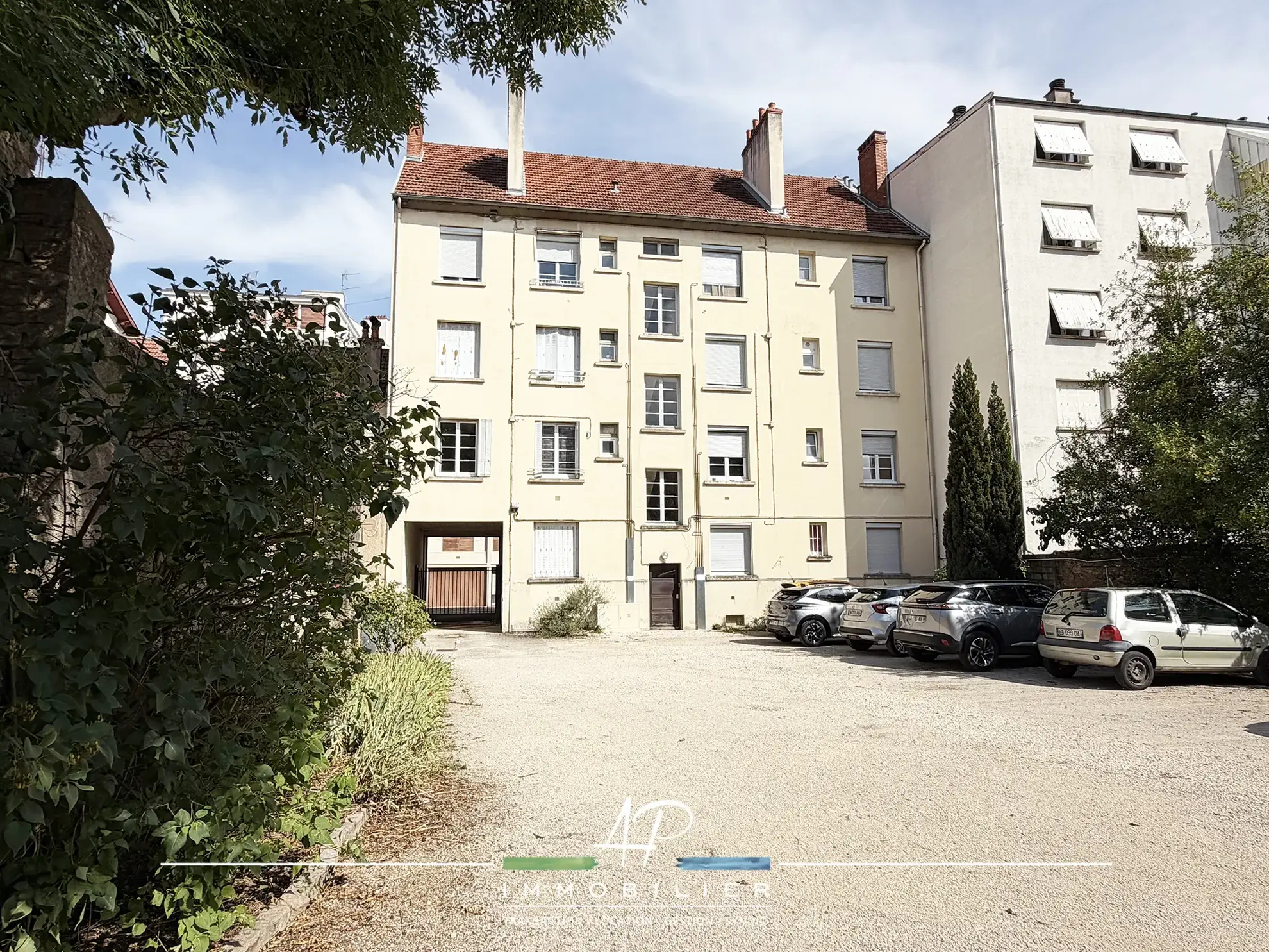 Appartement ancien de 66,77 m² à Dijon avec potentiel de rénovation et stationnement