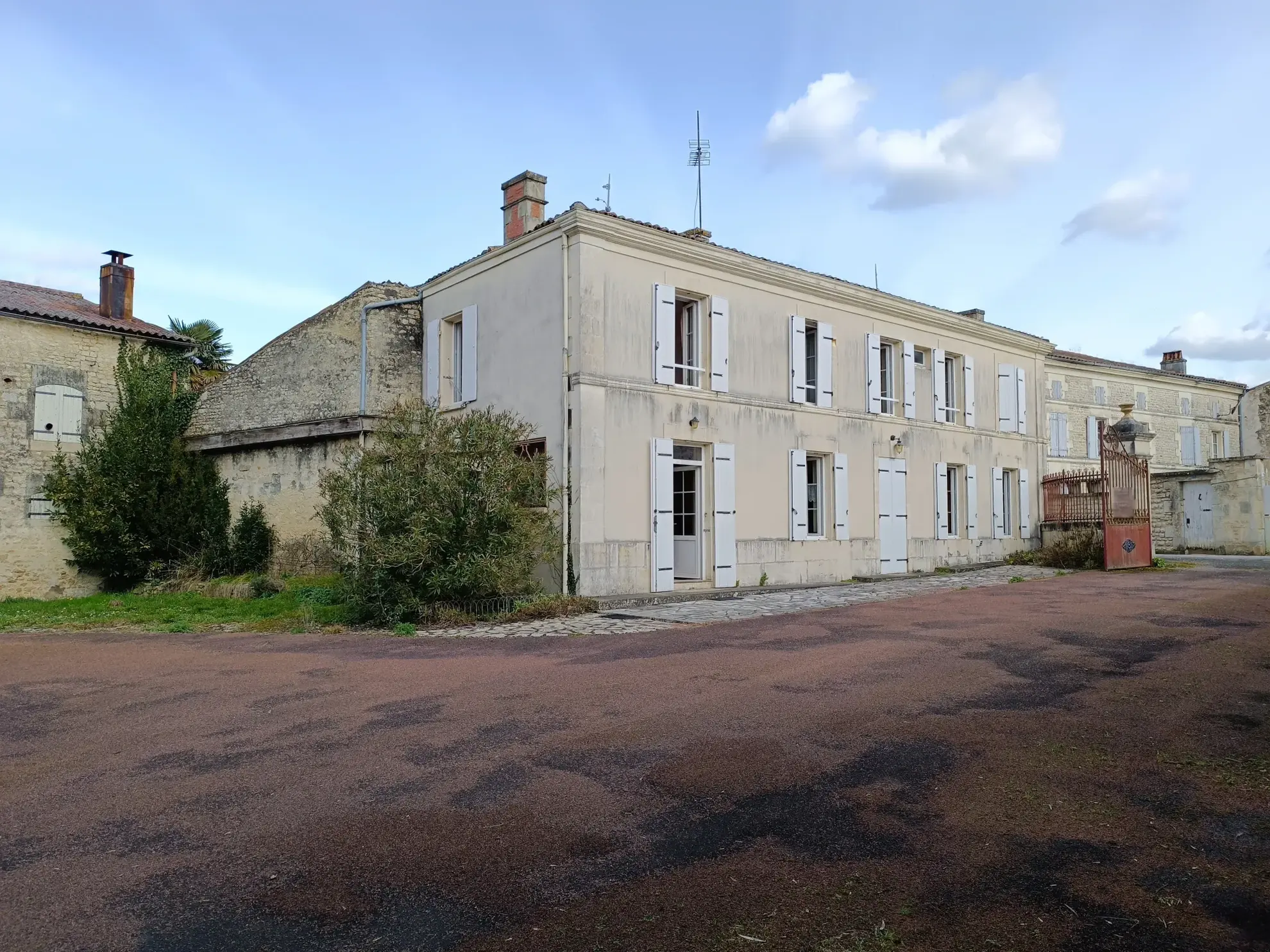 Esprit champêtre : maison ancienne avec dépendances et grand terrain en Charente-Maritime