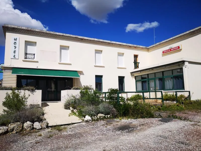Ancien hôtel restaurant avec 10 chambres, parking et jardin à Saint Hilaire du Bois