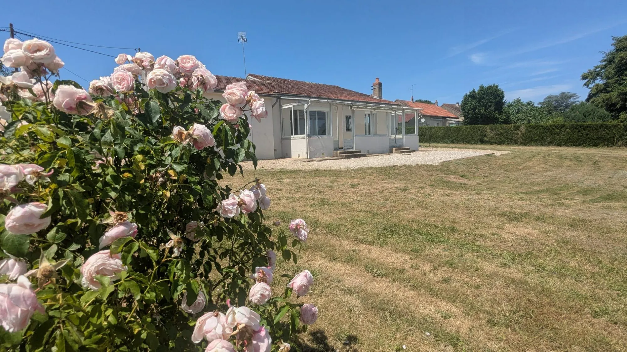 Maison avec véranda, dépendances et grand terrain à Bragny-sur-Saône