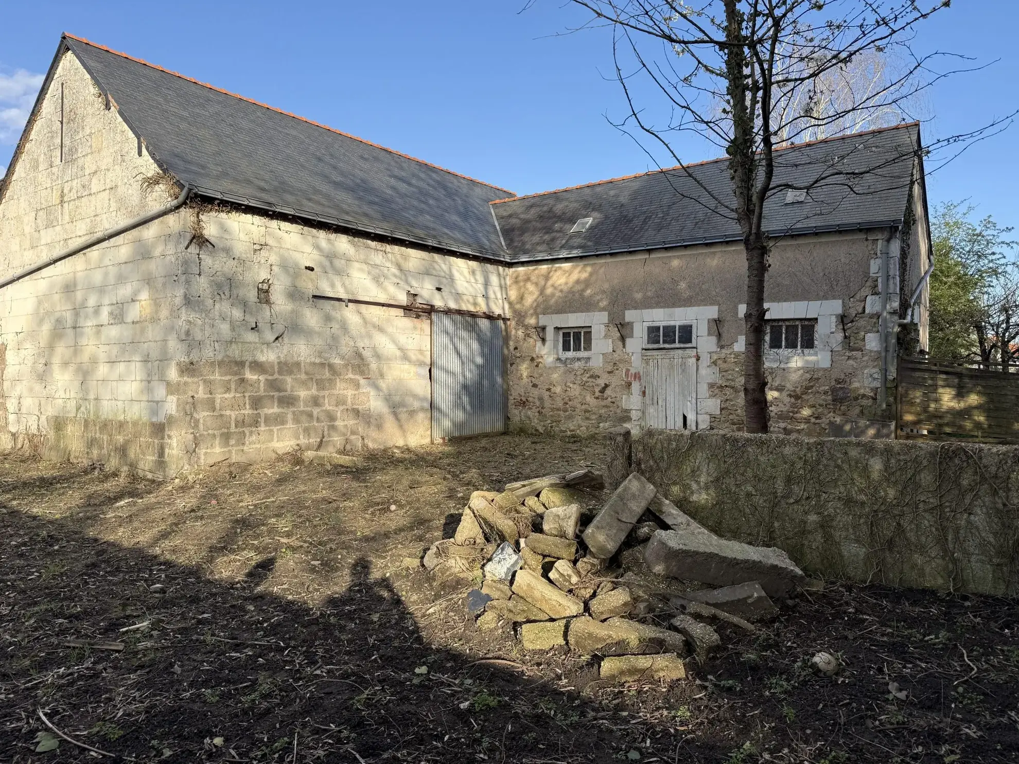 Bâtiment ancien rénové au centre-ville de Beaufort-en-Anjou avec grand potentiel d'aménagement