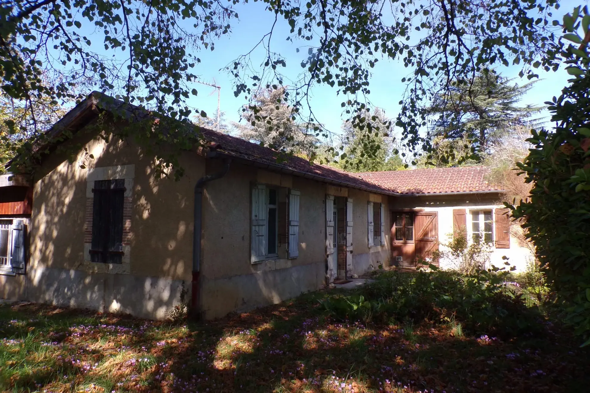 Maison à vendre à Auch – Maison en pierre à rénover avec garage et environnement calme