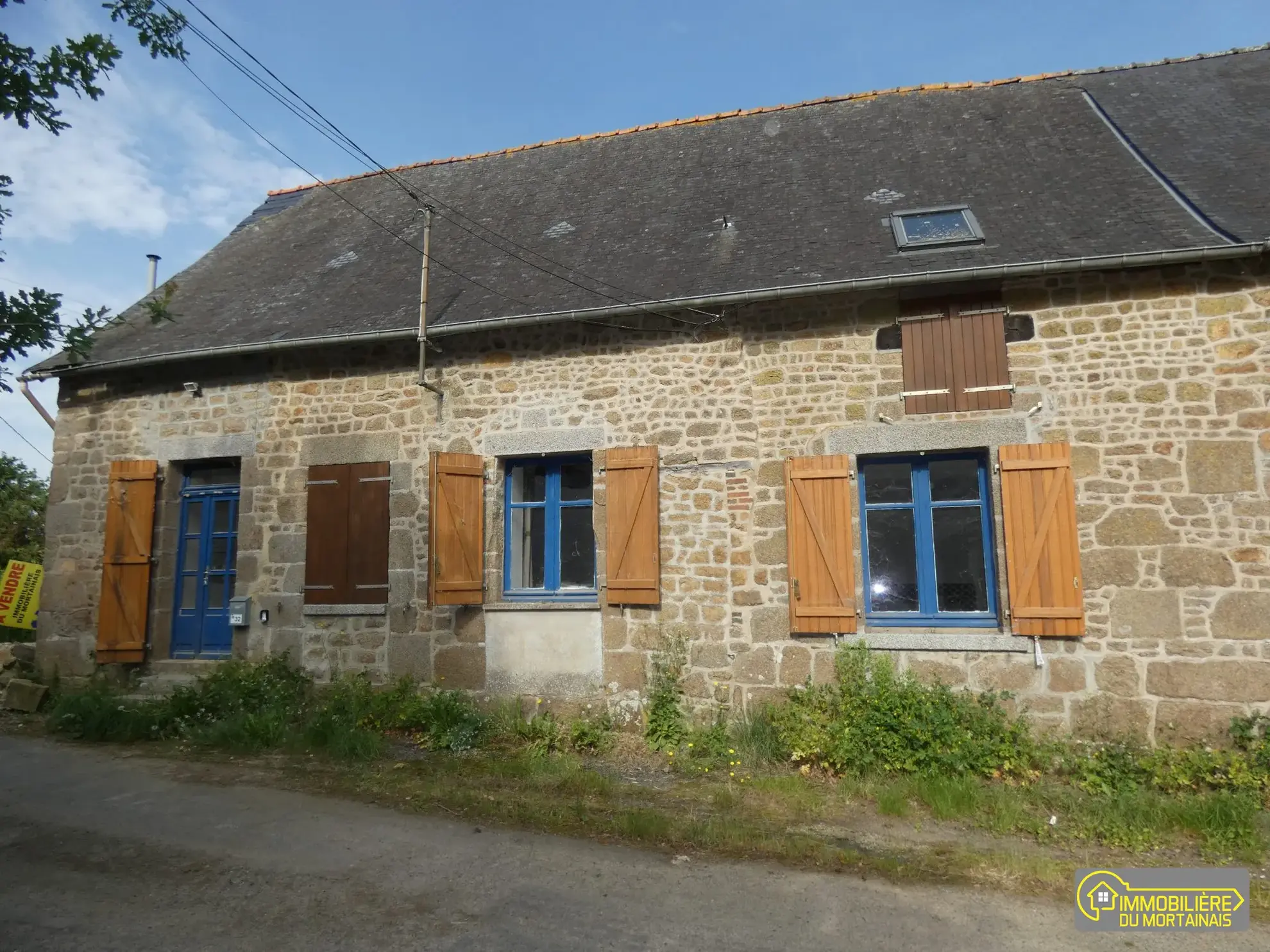 Maison de campagne mitoyenne avec potentiel d'aménagement à La Bazouge-du-Désert