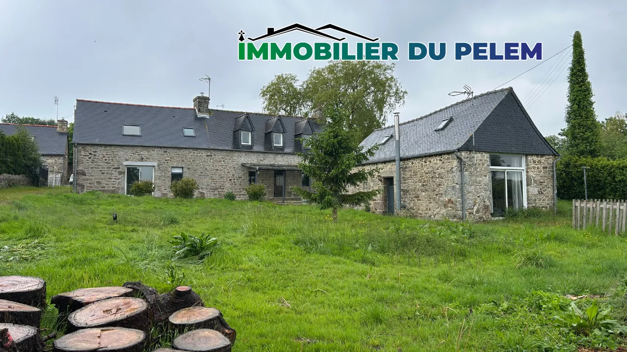 Longère bretonne rénovée avec gîte, dépendances et grands espaces à Kerien