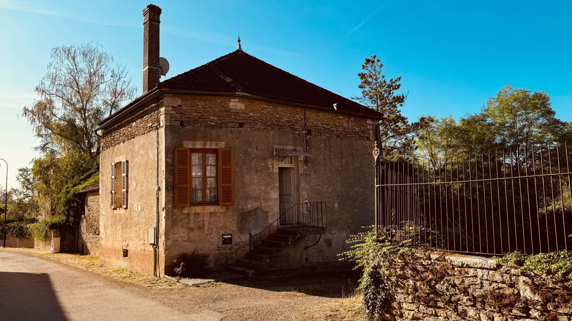 Maison de village à rénover à Thory (89200) avec vue sur Château, charmant projet en Bourgogne