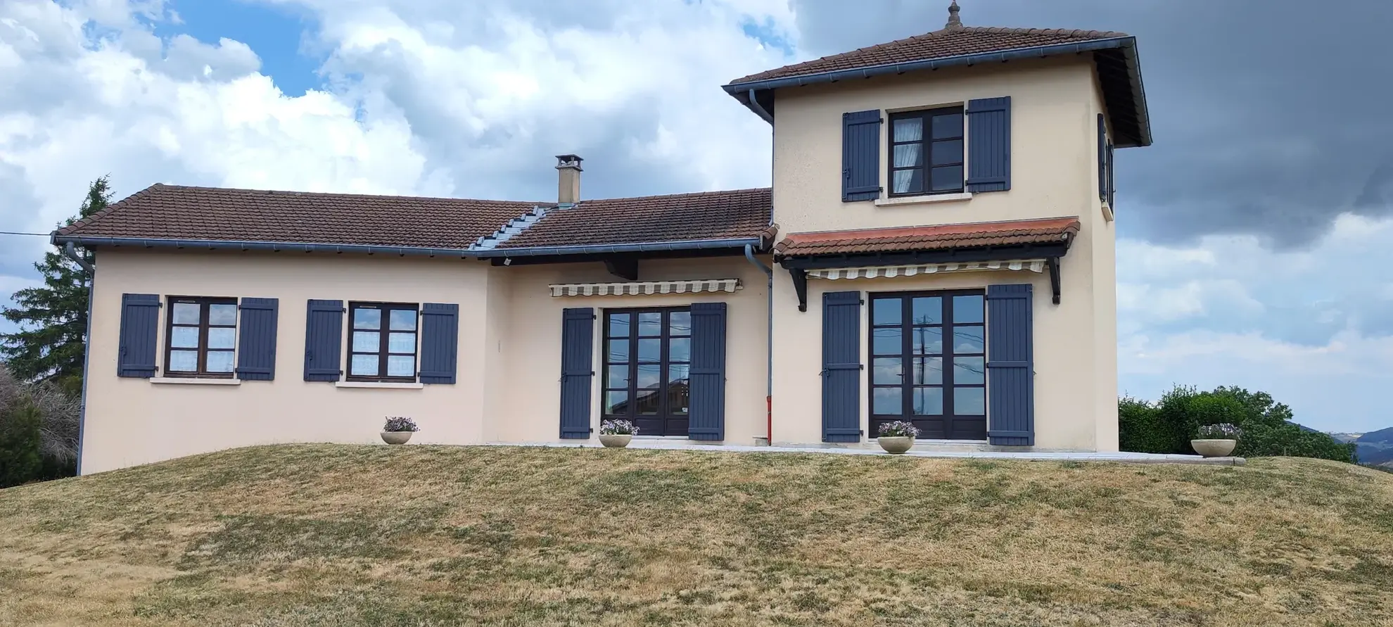 Belle villa traditionnelle avec grand terrain à Haute Rivoire – 116 m², 3 chambres, proche de Saint-Laure de Chamousset