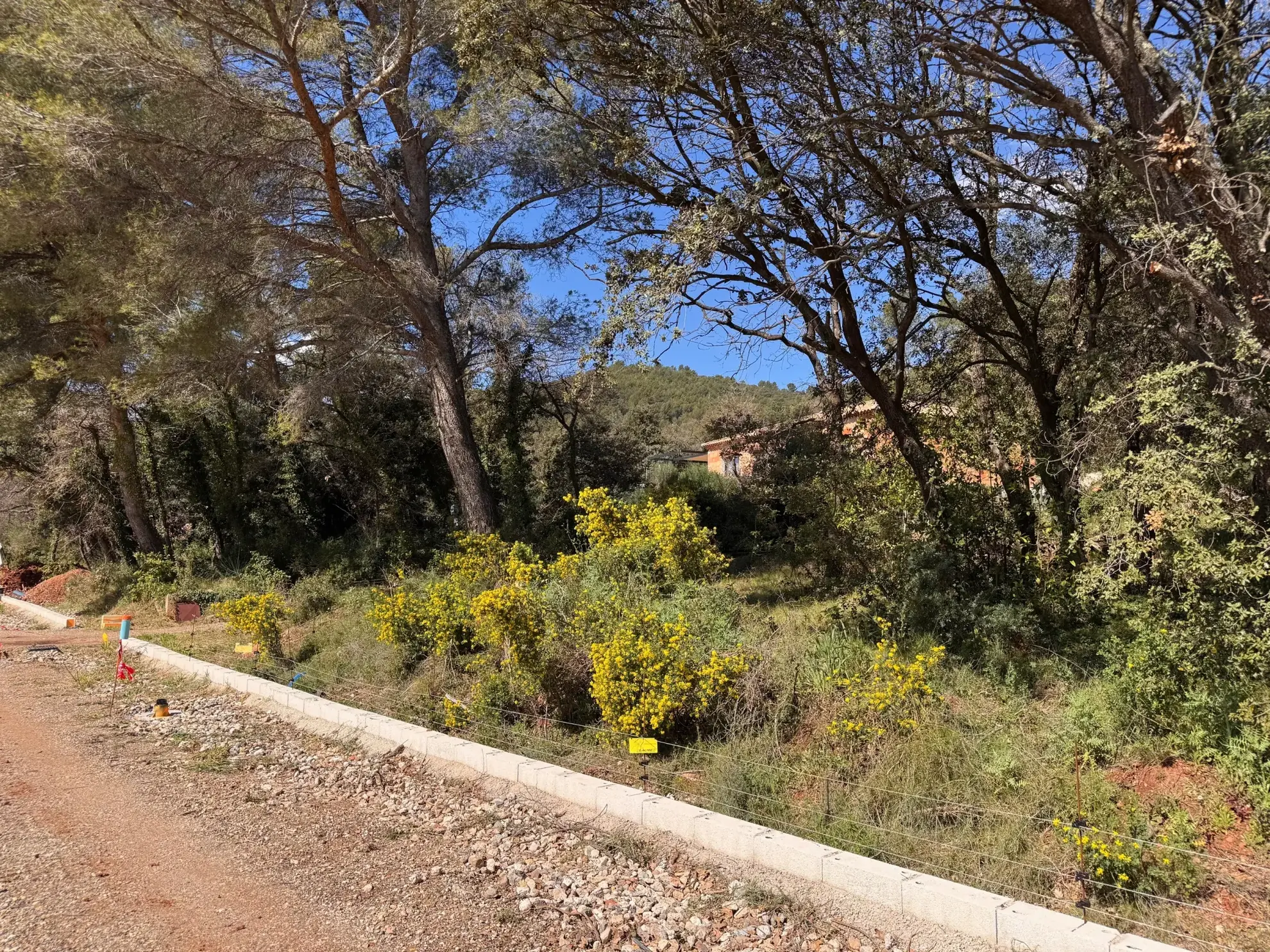 Terrain constructible de 712 m² à Puget-Ville, exposition sud
