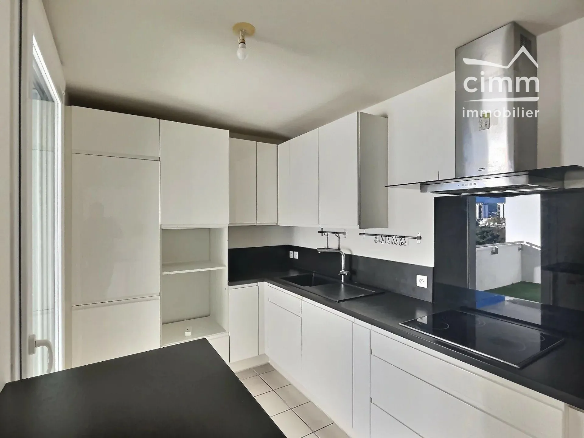 Investissement immobilier à Grenoble : appartement T4 avec terrasse, garage et rendement attractif de 7.85%