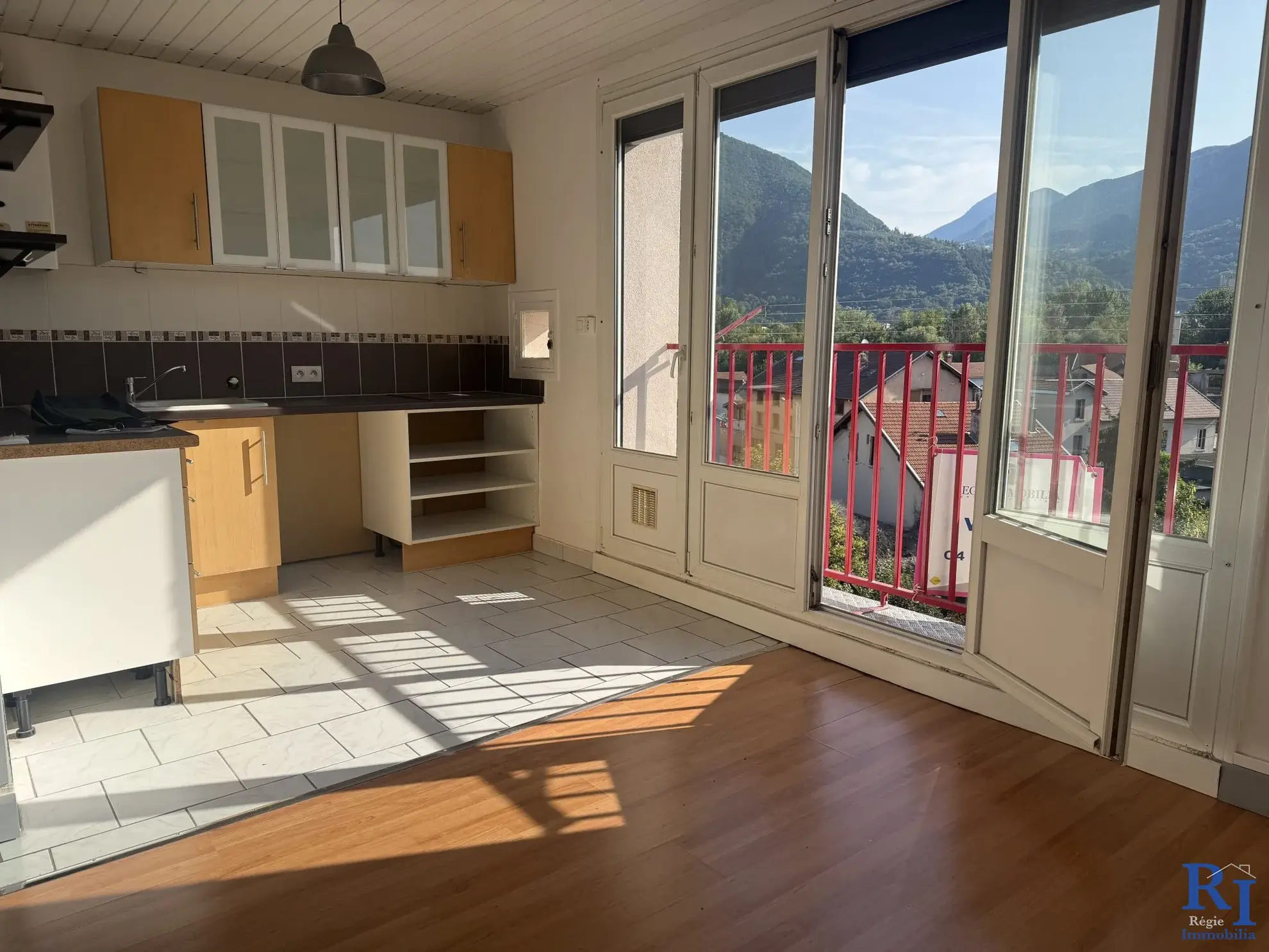 Appartement 3 pièces avec vue dégagée à Fontaine — Dernier étage sans ascenseur