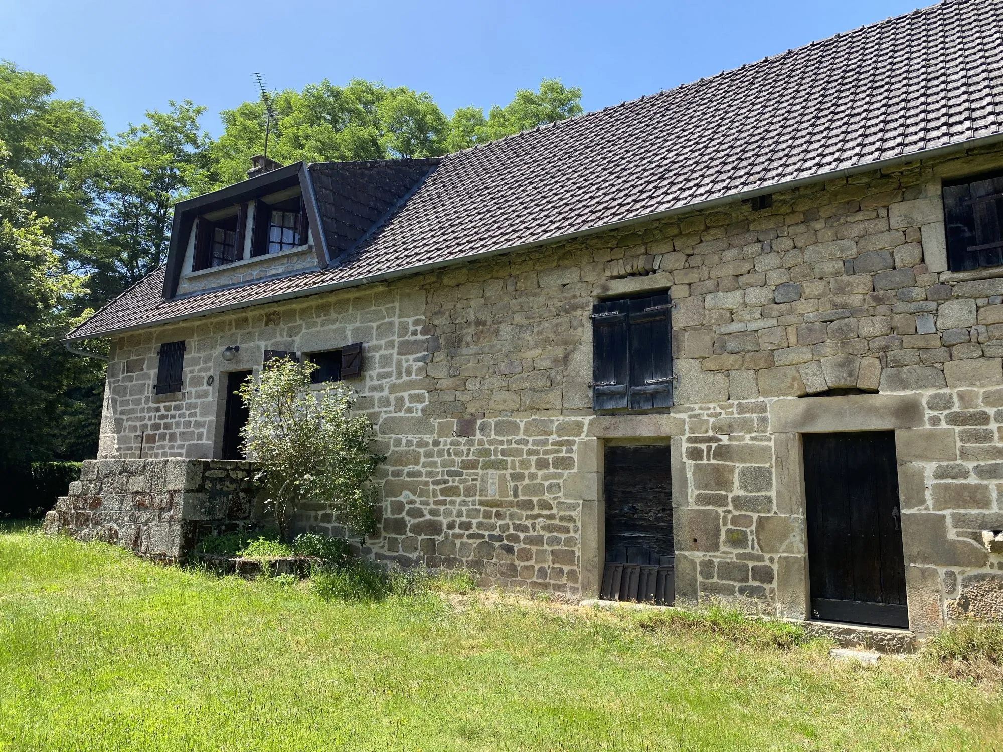 Charmante maison en pierre avec jardin à Nedde - Potentiel et rénovation