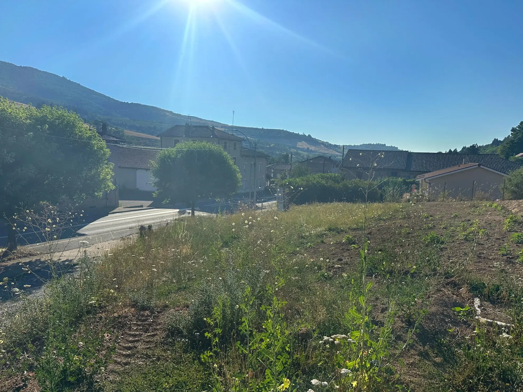 Terrain constructible de 521 m² à Saint-Didier-sur-Beaujeu, proche commodités