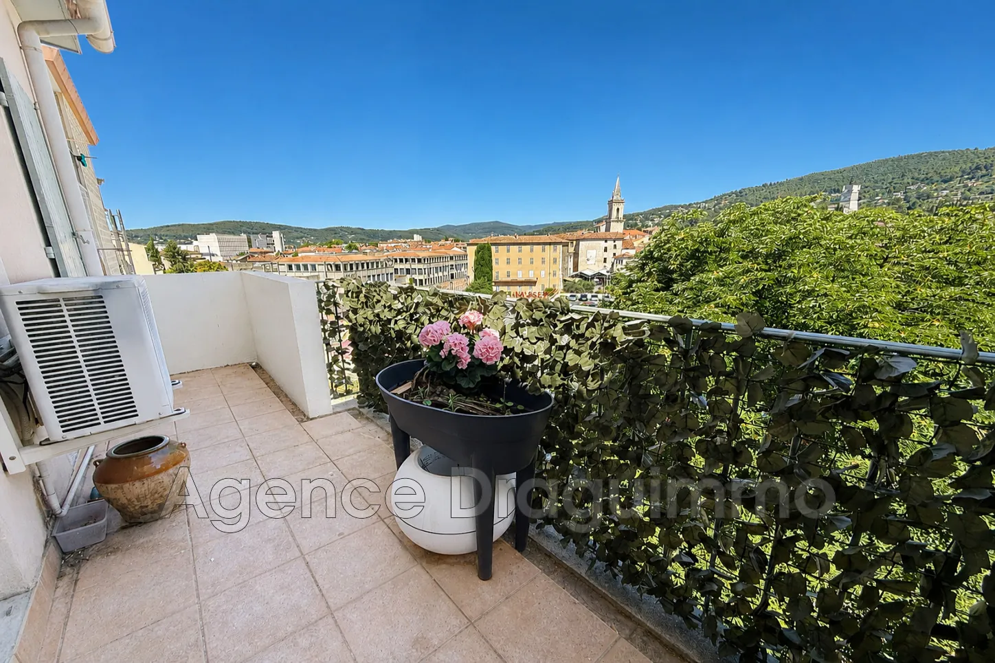 A Vendre Appartement 3 Pièces avec Terrasse et Parking en Centre-ville de Draguignan