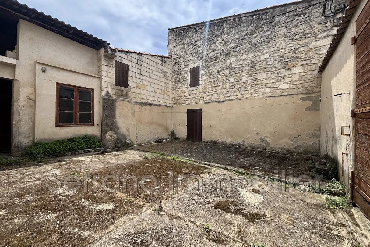Maison de ville à Beaucaire avec fort potentiel de rénovation et grand espace exploitable