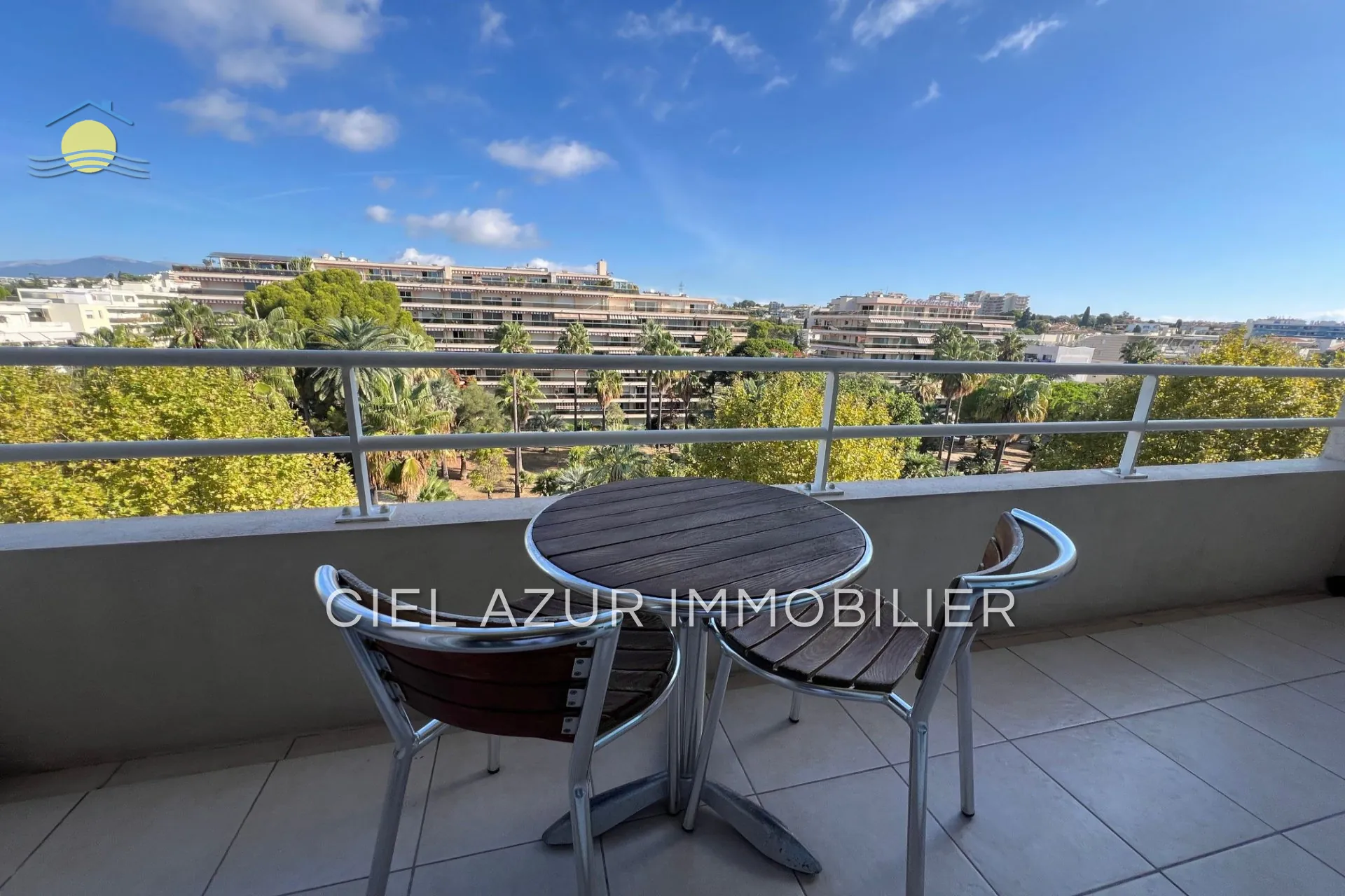 Appartement T2 à Juan les Pins avec terrasse, parking et cave - Opportunité à saisir