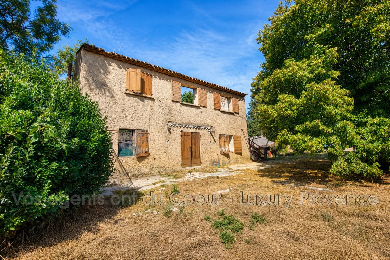 À vendre maison à rénover à Gardanne avec grand jardin dans un environnement calme