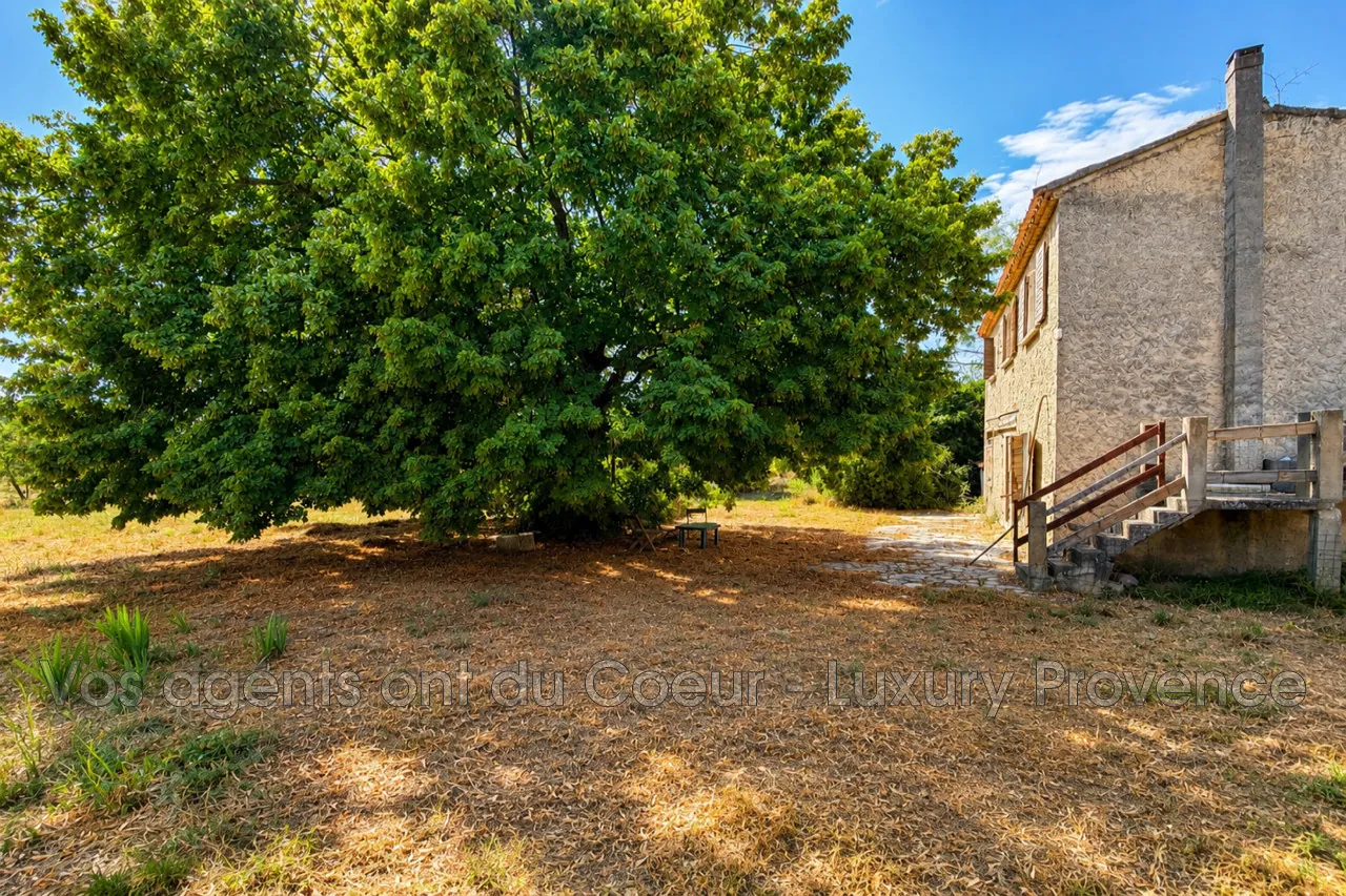 À vendre maison à rénover à Gardanne avec grand jardin dans un environnement calme 