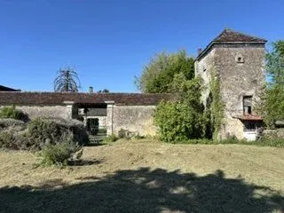 Grande ferme en carré à Cussangy, maison familiale avec dépendances et terrains disponibles