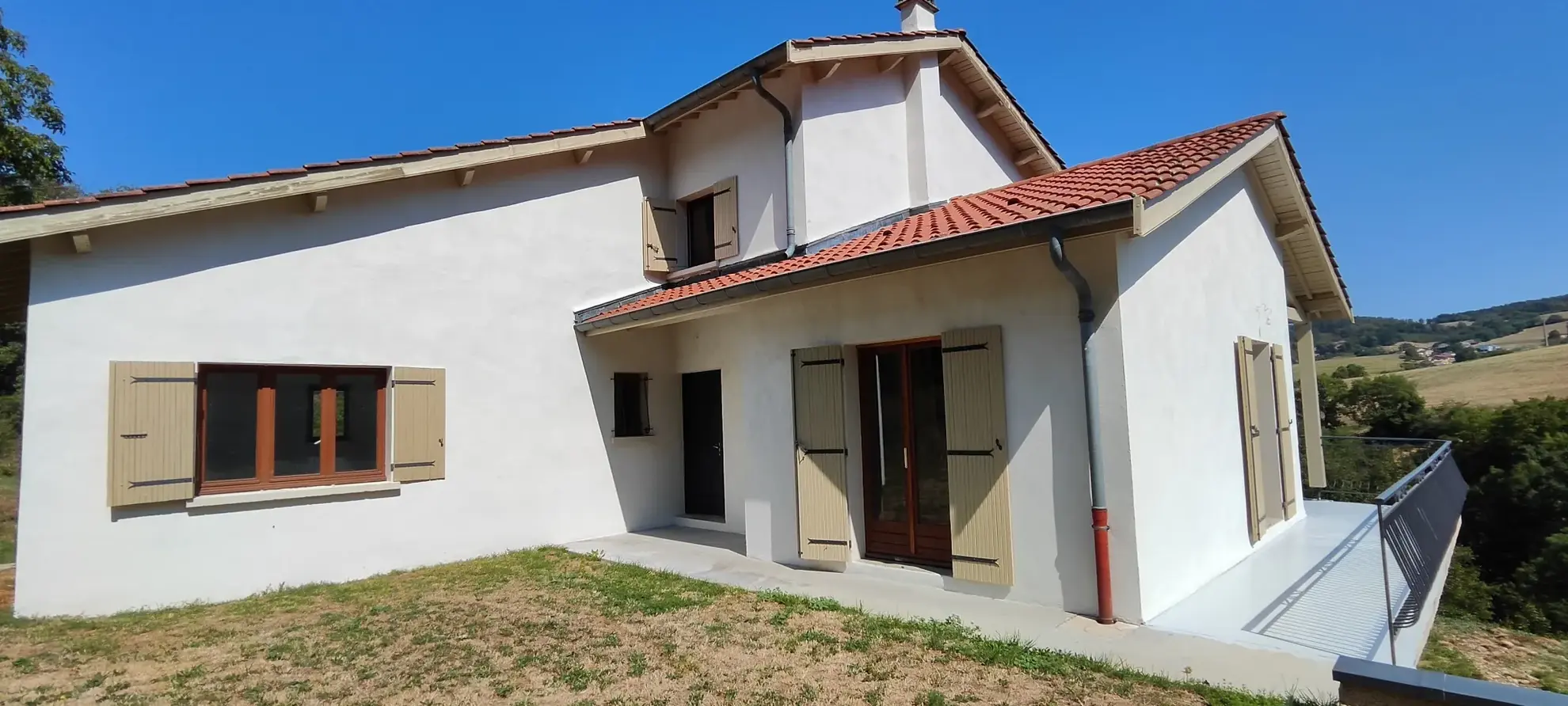 Maison familiale avec vue, grand terrain et potentiel à Montromant