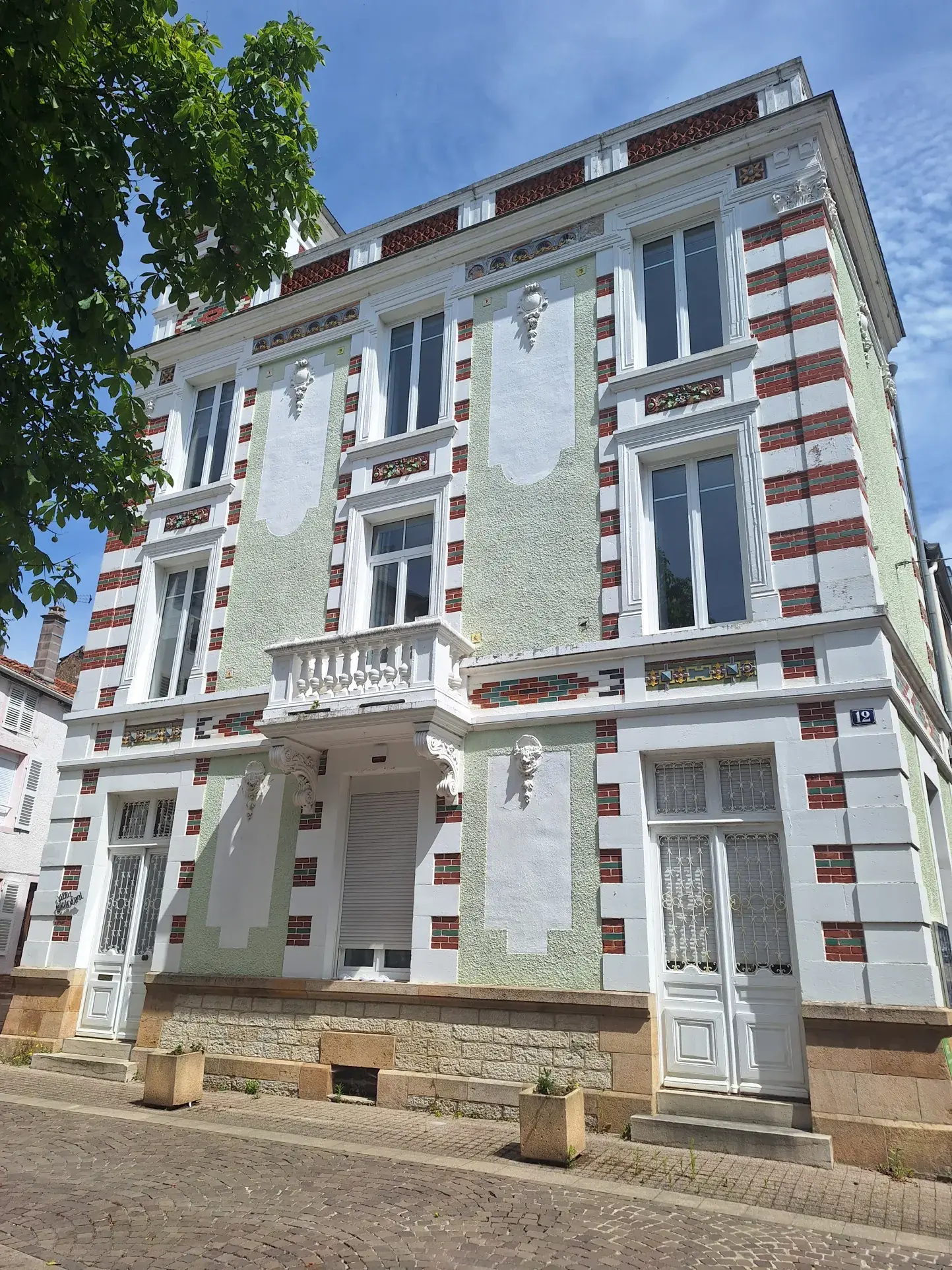 Immeuble de prestige à vendre à Bourbonne-les-Bains avec 3 logements et terrasse
