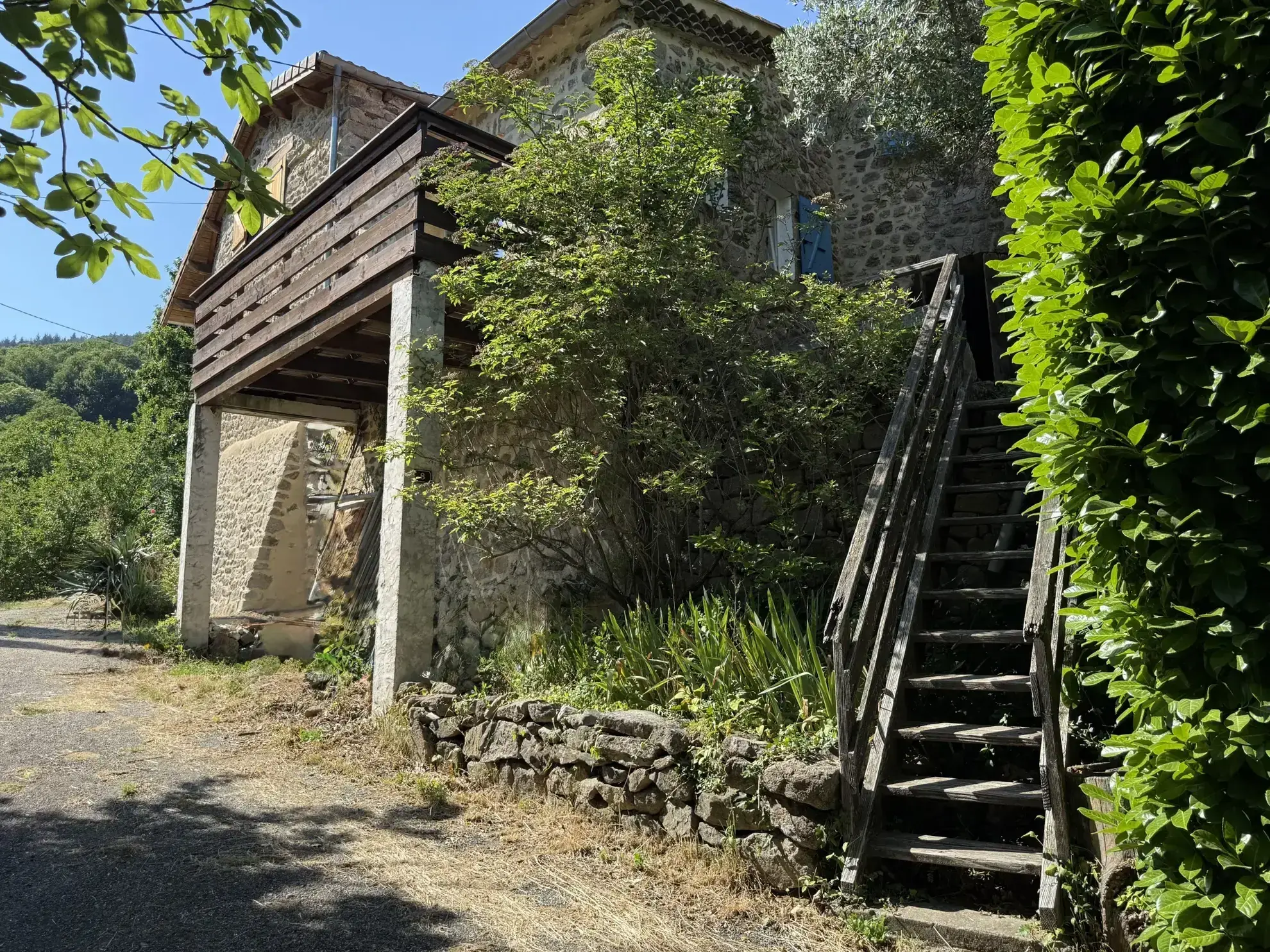 Maison de hameau en pierre avec 5 chambres, terrasse et grand terrain agricole à Lentillères