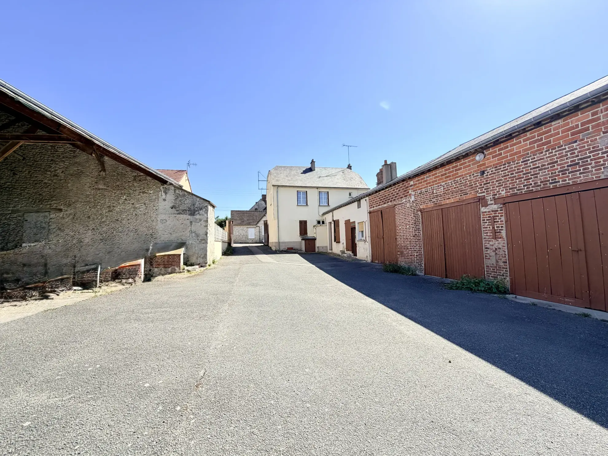 Grande ferme avec dépendances, hangar et potentiel immobilier à Auneau