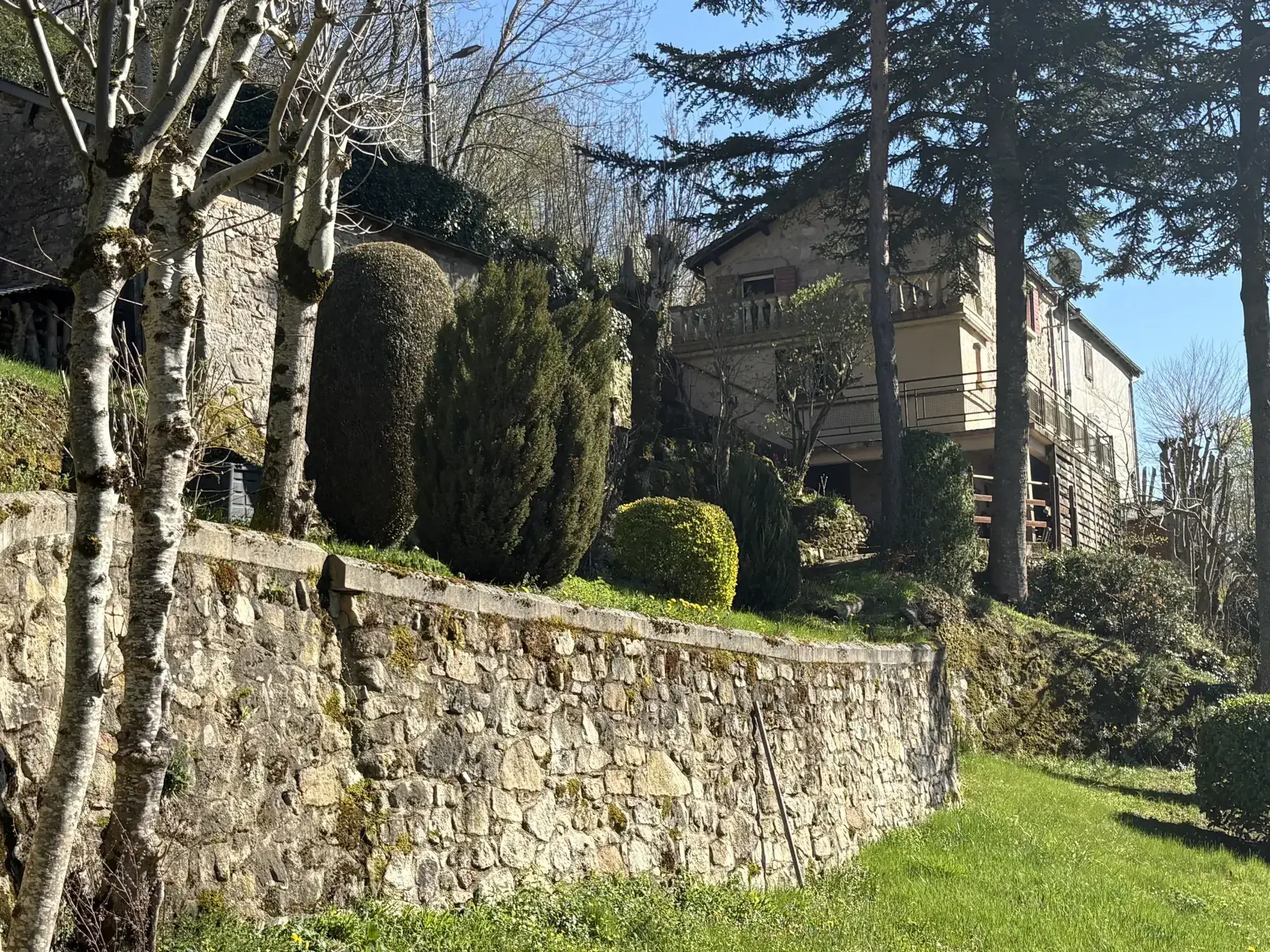 Maison en pierre rénovée à Saint Léons avec jardin et grange, vue dégagée sur l'Aveyron