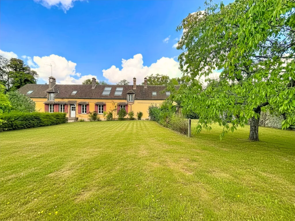 Maison de village à Maillebois de 184 m² avec jardin et potentiel de rénovation