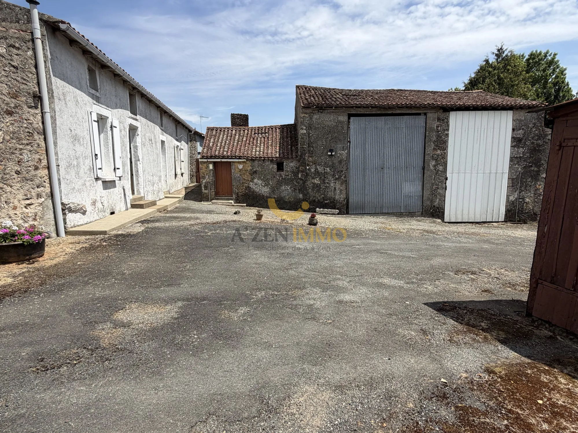 Maison en pierre à rénover avec dépendances dans la Deux-Sèvres
