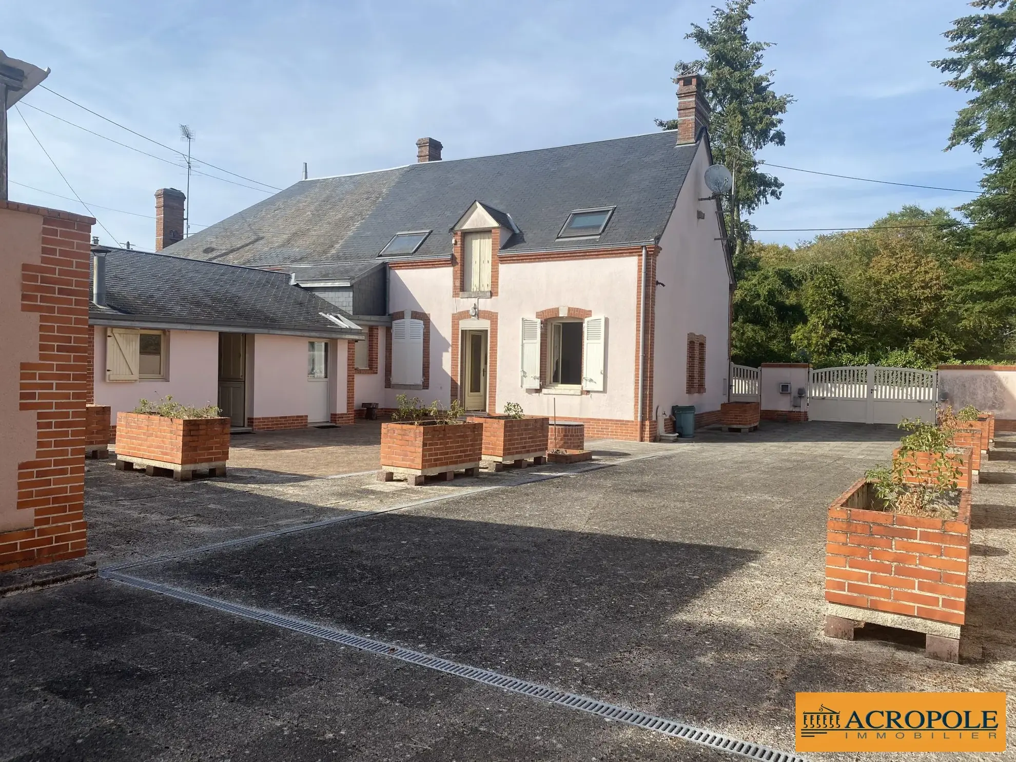 Maison à vendre à Coullons avec grenier aménageable, garage et terrain clos