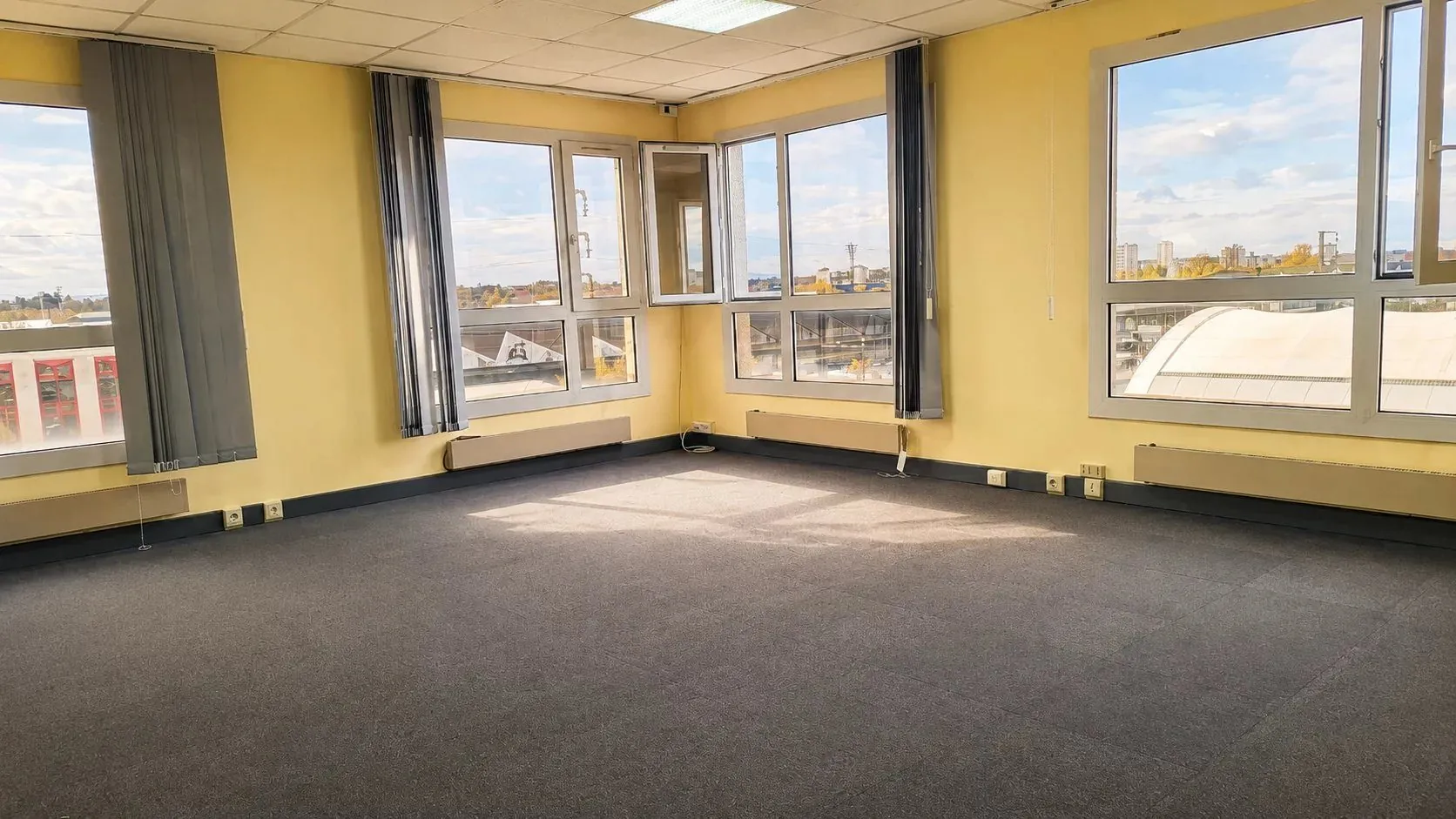 Bureaux à vendre face à la gare TGV de Saint-Pierre-des-Corps - Emplacement idéal