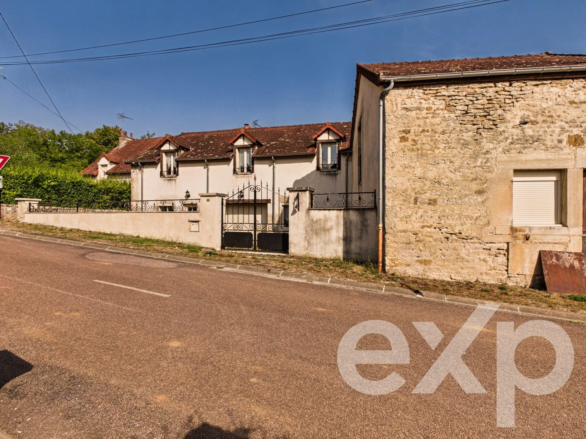 Belle maison en pierre de 171 m² avec grand terrain à Brémur-et-Vaurois