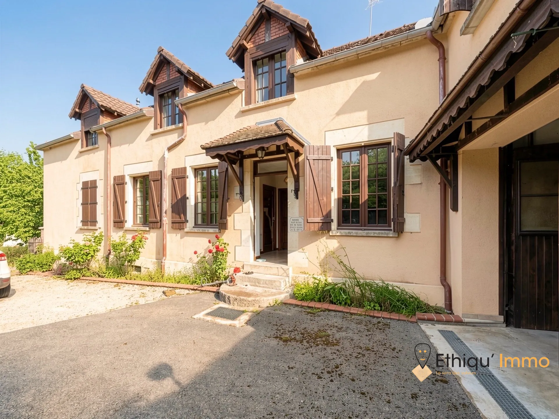 Maison de caractère à rénover de 134 m² avec garages et jardin à Bertignolles