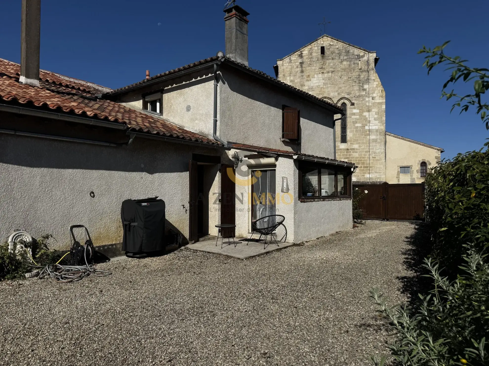 Maison en pierre avec vitrail à Allonne - Charme et caractère