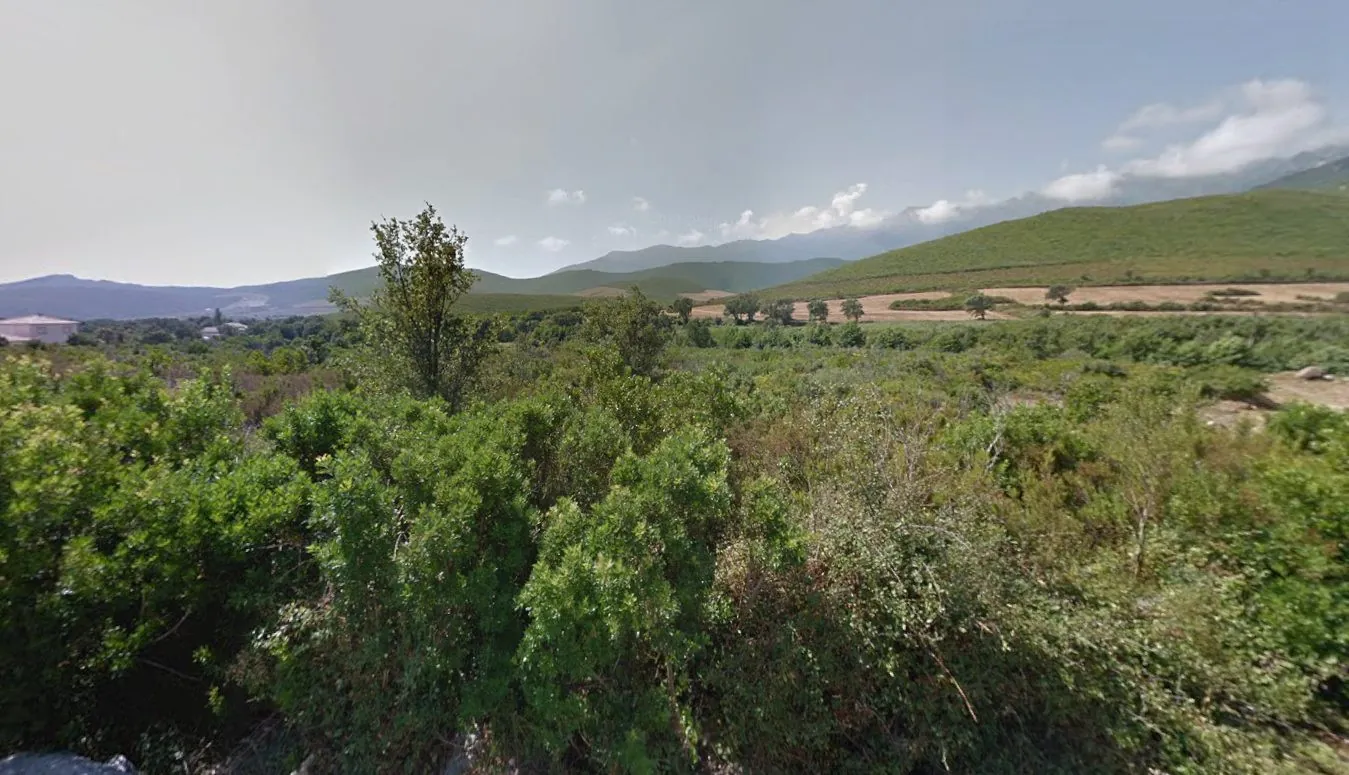 Terrain constructible à vendre à Pietracorbara en Corse, idéal pour résidence ou investissement