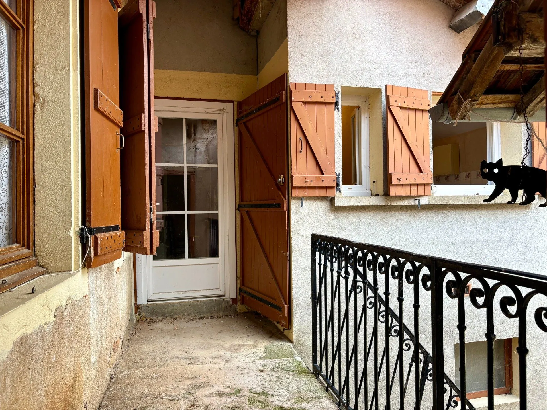 Maison de village en pierre avec dépendances à Tournus