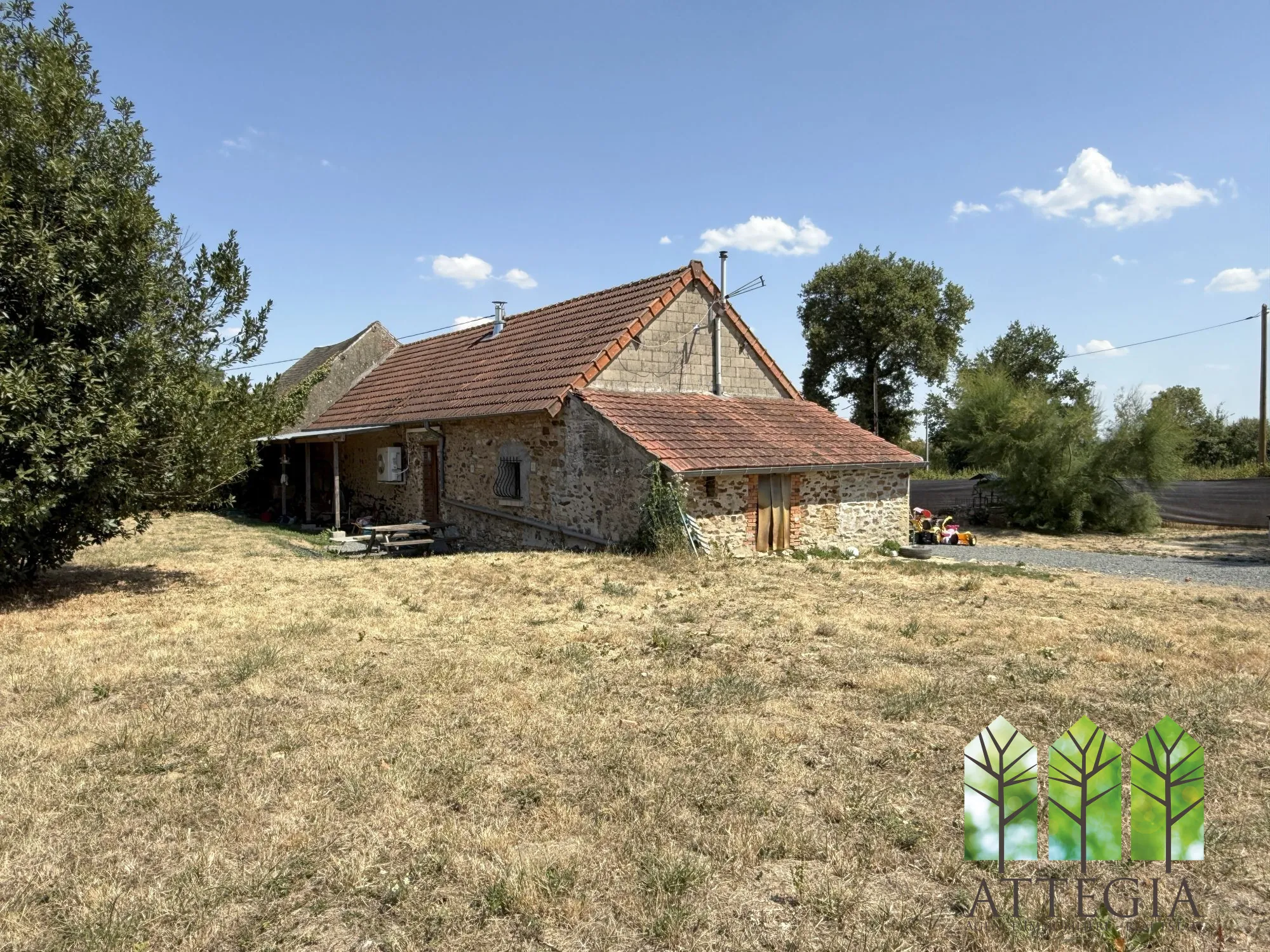 Maison de campagne avec grand terrain à Tercillat, environnement paisible