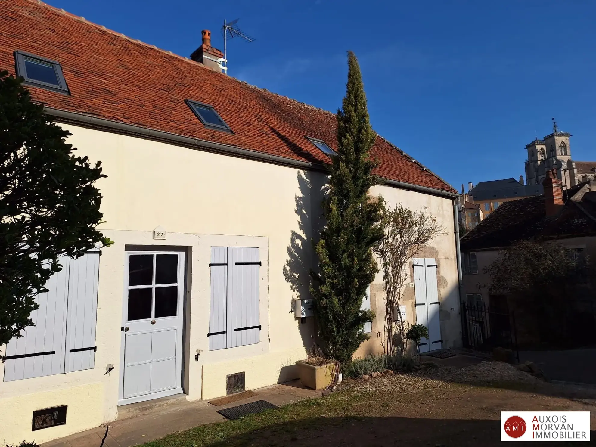 Maison à vendre à Semur-en-Auxois avec jardin et rénovation récente