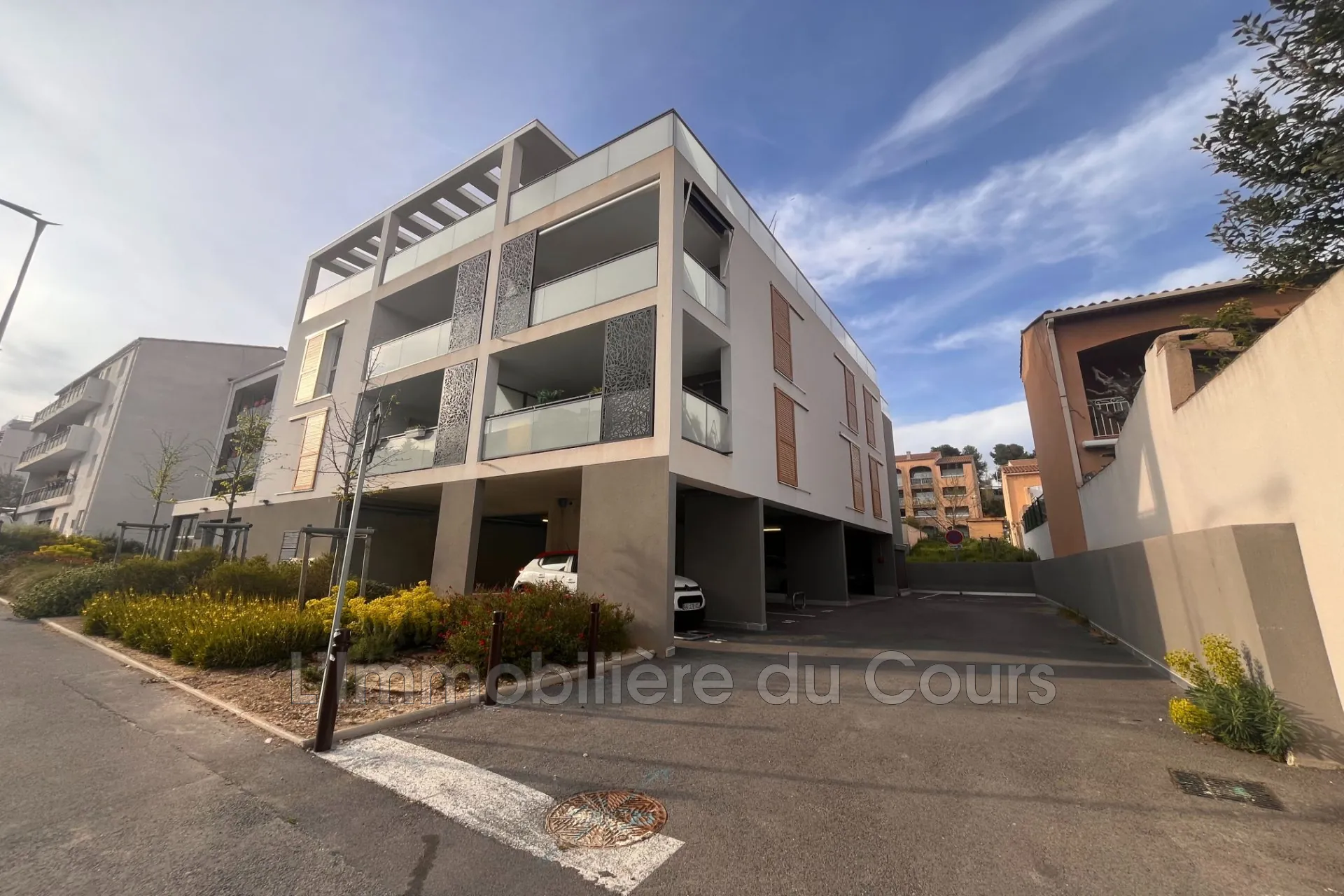 Deux places de parking sécurisées à Martigues Ferrières - Avenue du Président Kennedy
