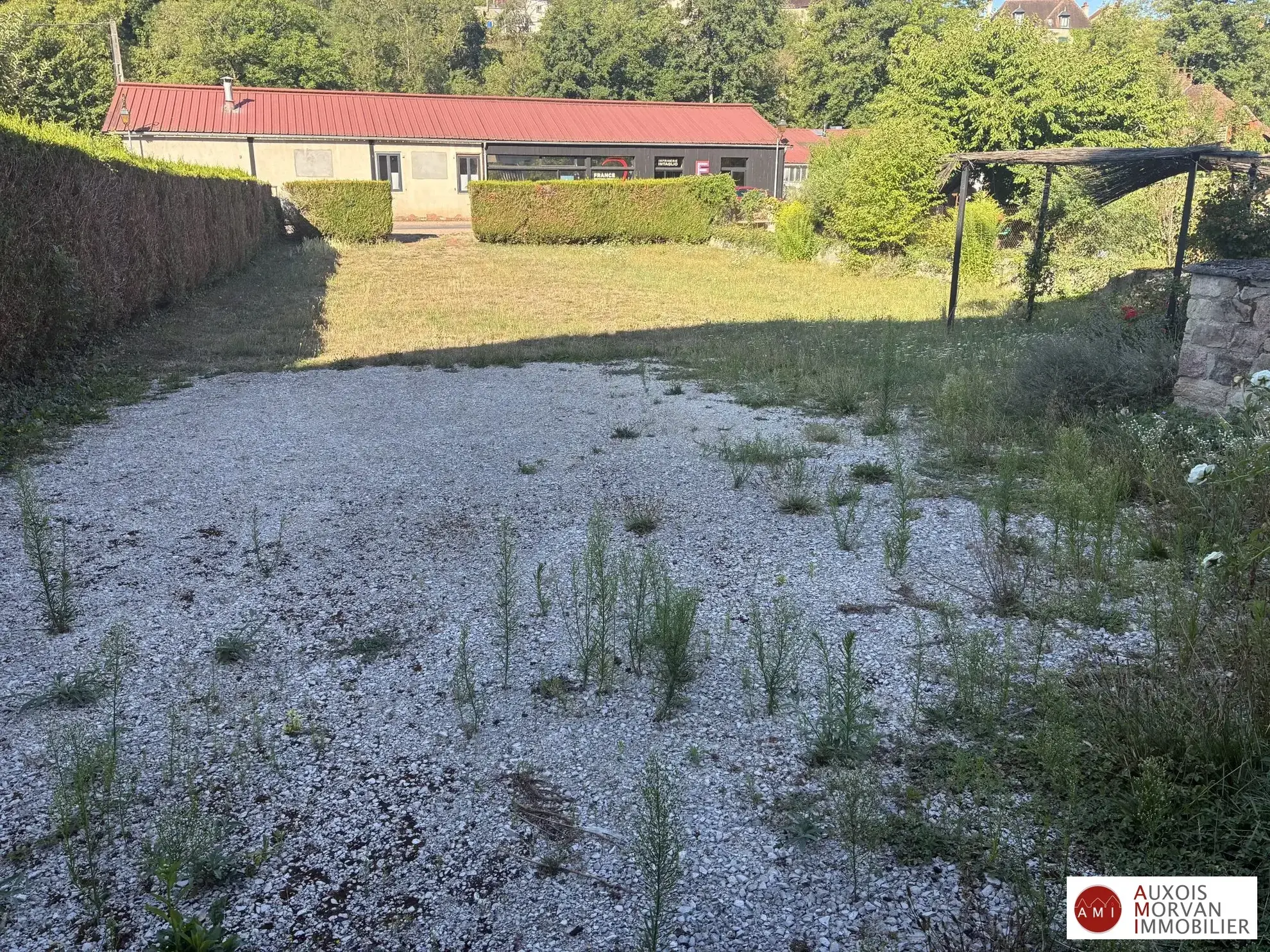 Maison à vendre à Semur-en-Auxois avec jardin et dépendance 
