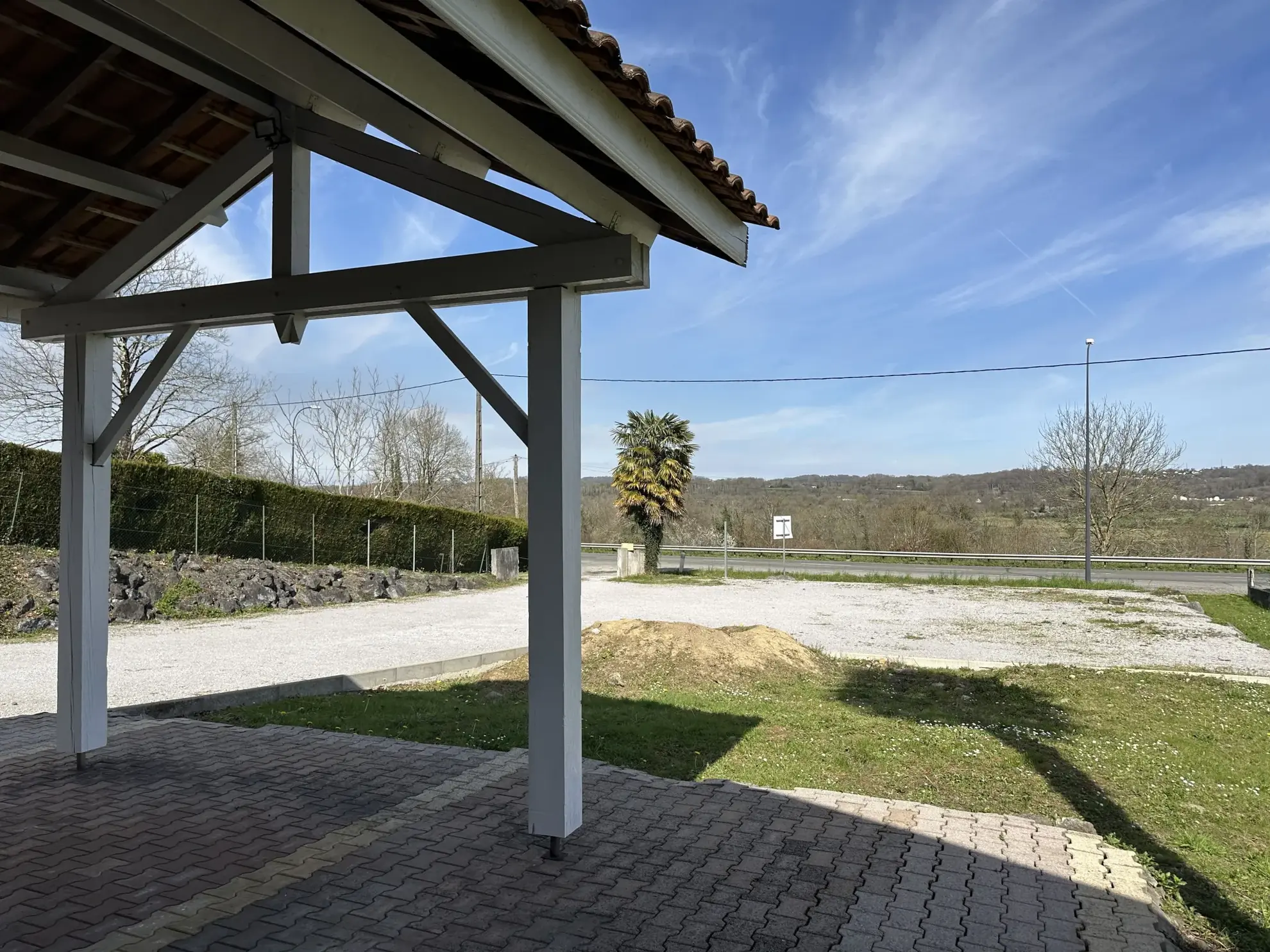 Local d'activité de 197 m² avec hangar à Oloron Sainte Marie, proche du centre 