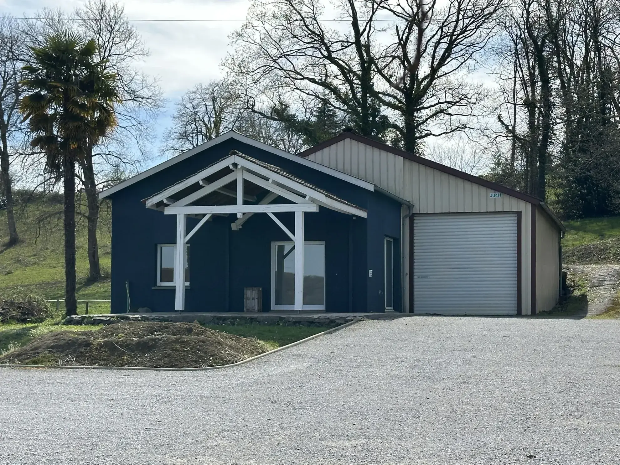 Local d'activité de 197 m² avec hangar à Oloron Sainte Marie, proche du centre 