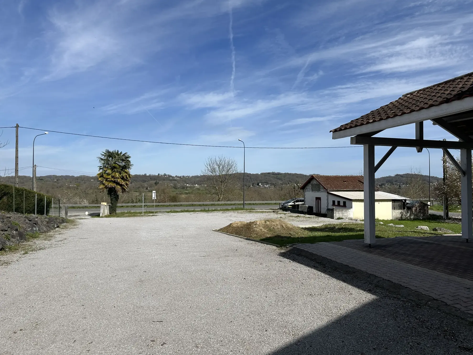 Local d'activité de 197 m² avec hangar à Oloron Sainte Marie, proche du centre
