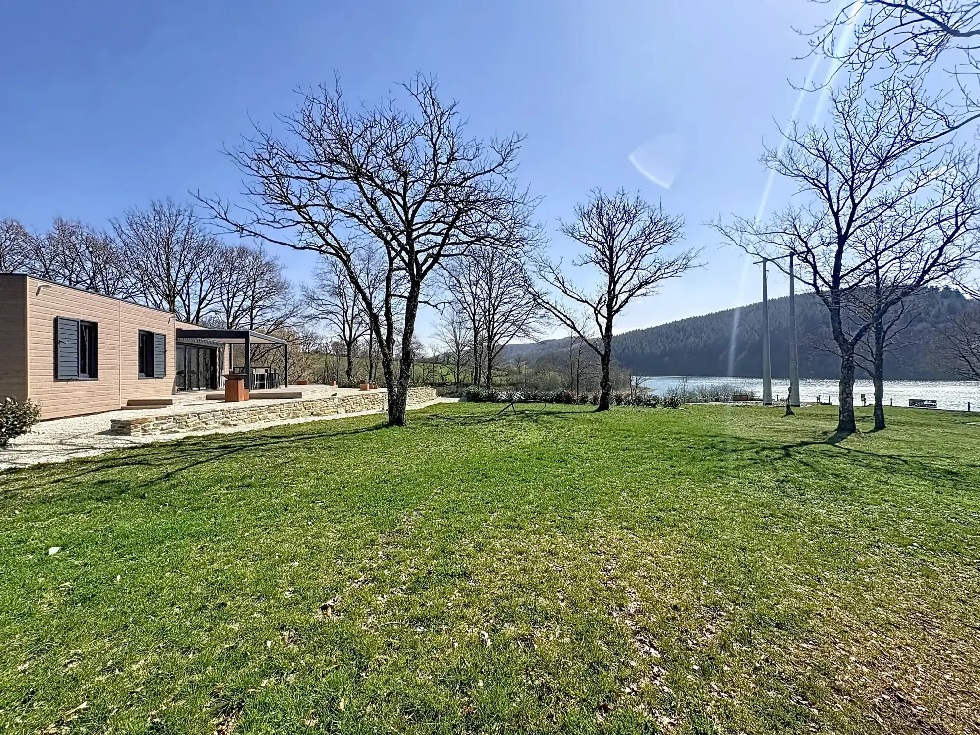 Cottage en bois tout équipé au bord du lac de Pont de Salars en Aveyron